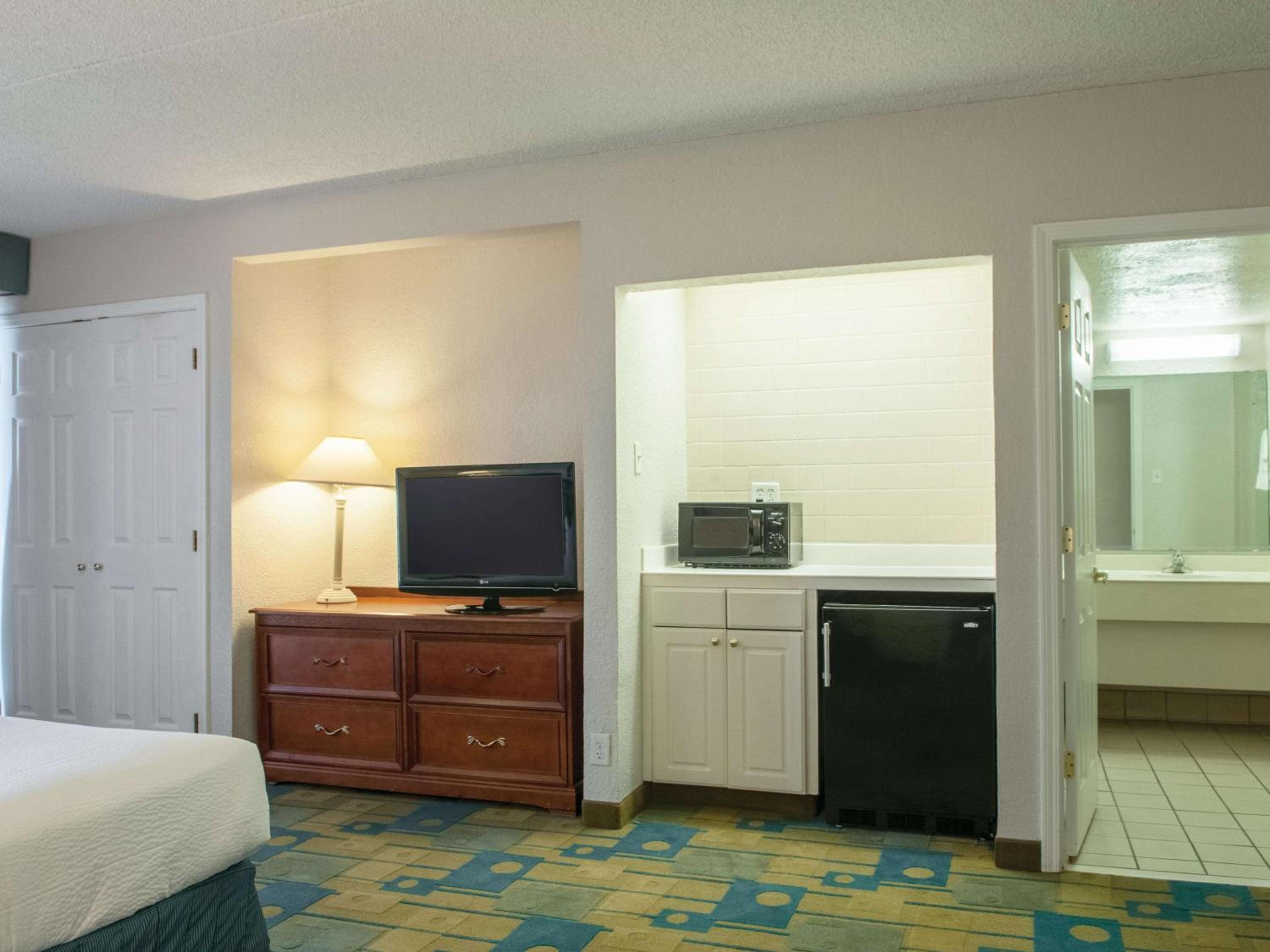Deluxe King Suite - Non-Smoking photo 2