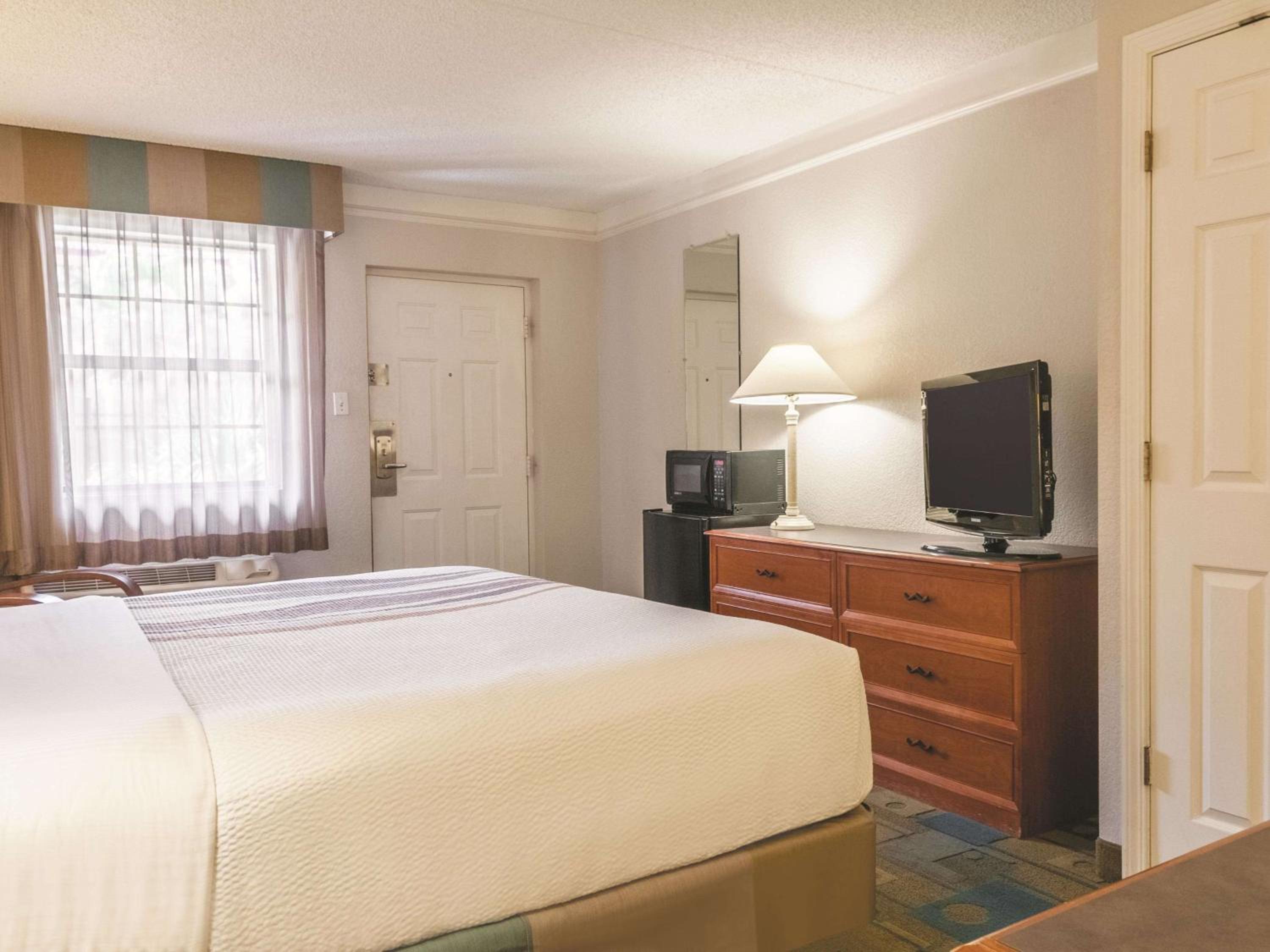 Deluxe King Room - Photo 2