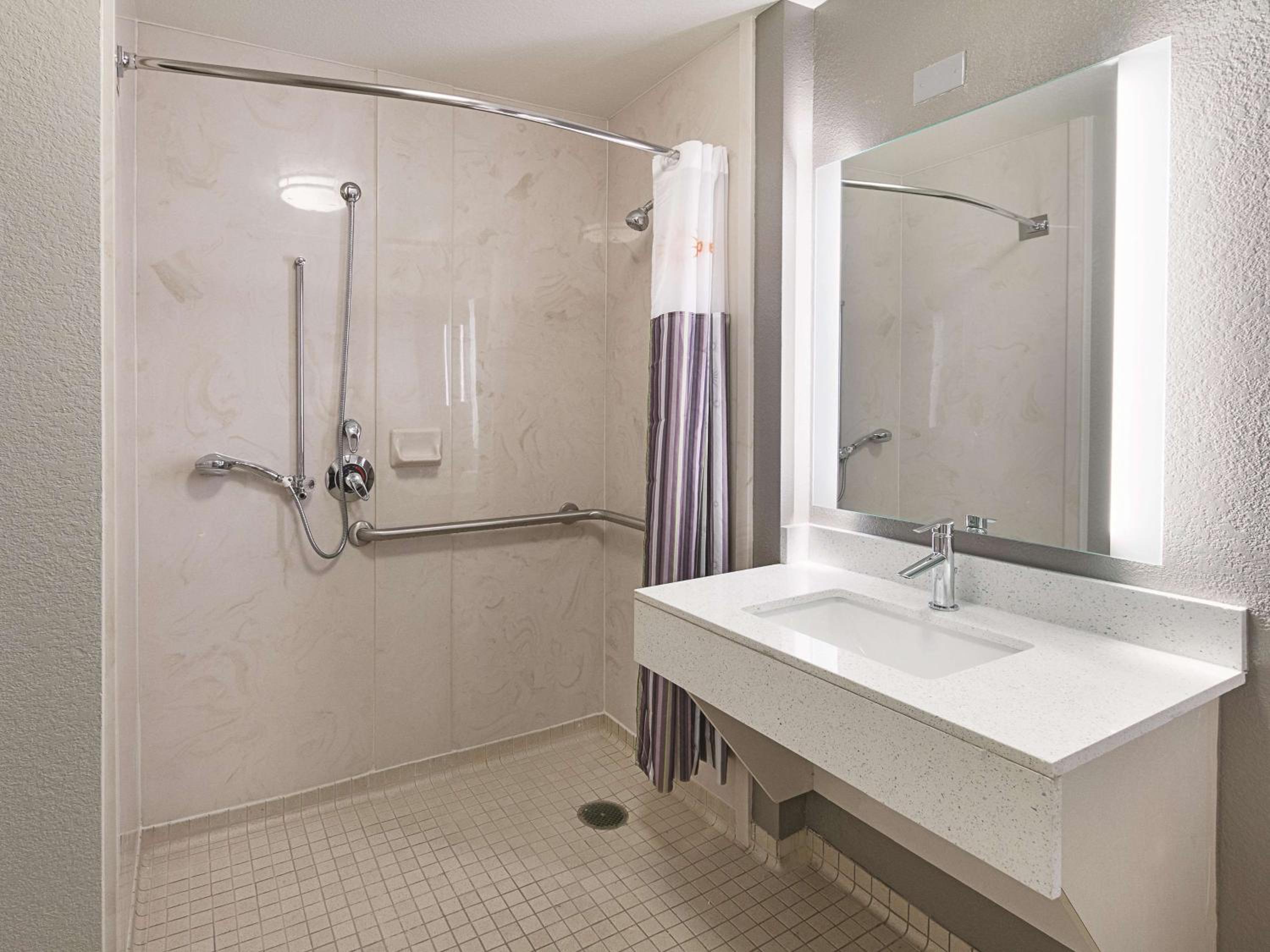 Double Room with Two Double Beds - Mobility/Hearing Accessible - Non-Smoking - Photo 3