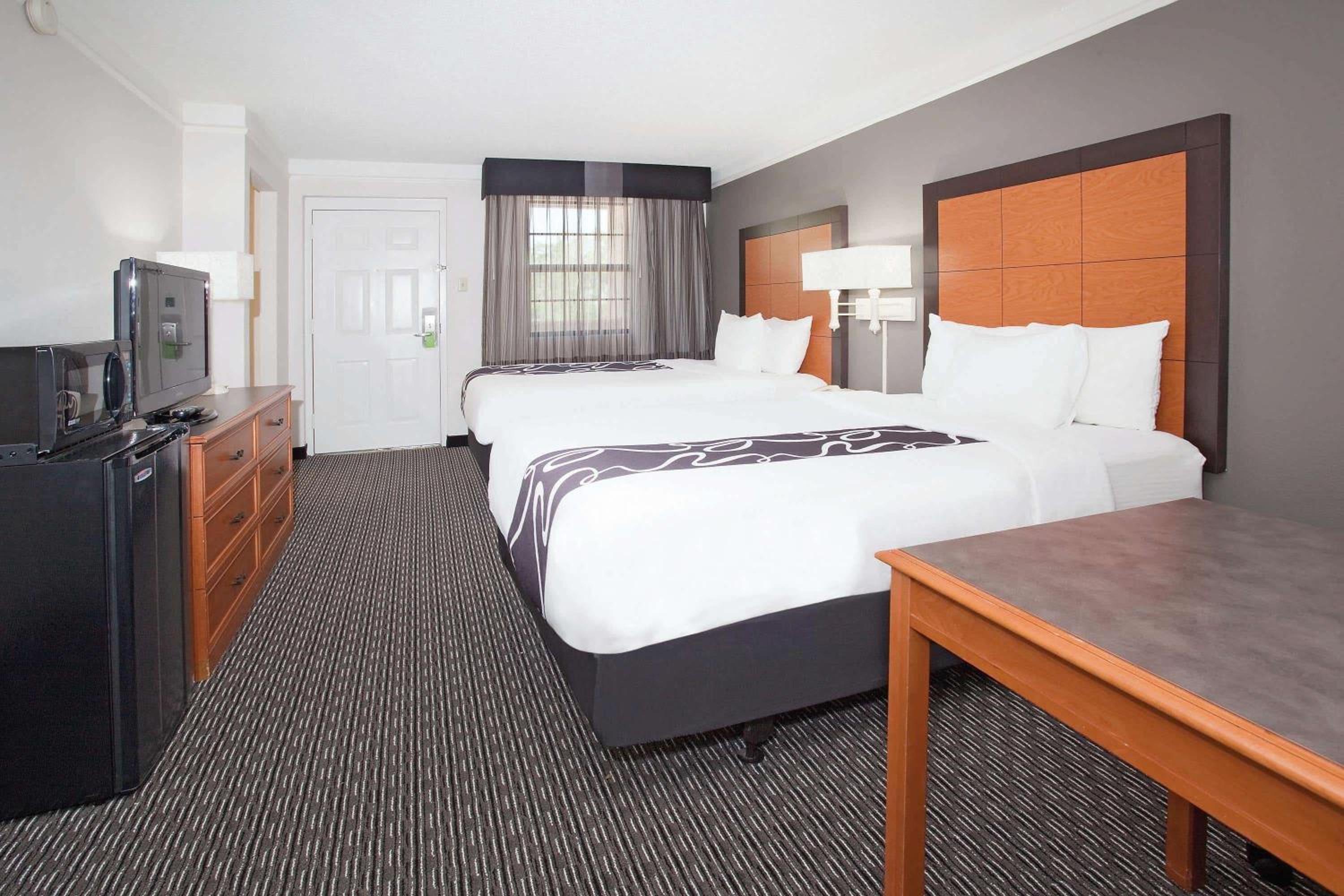 Standard Room with Two Double Beds - Photo 2