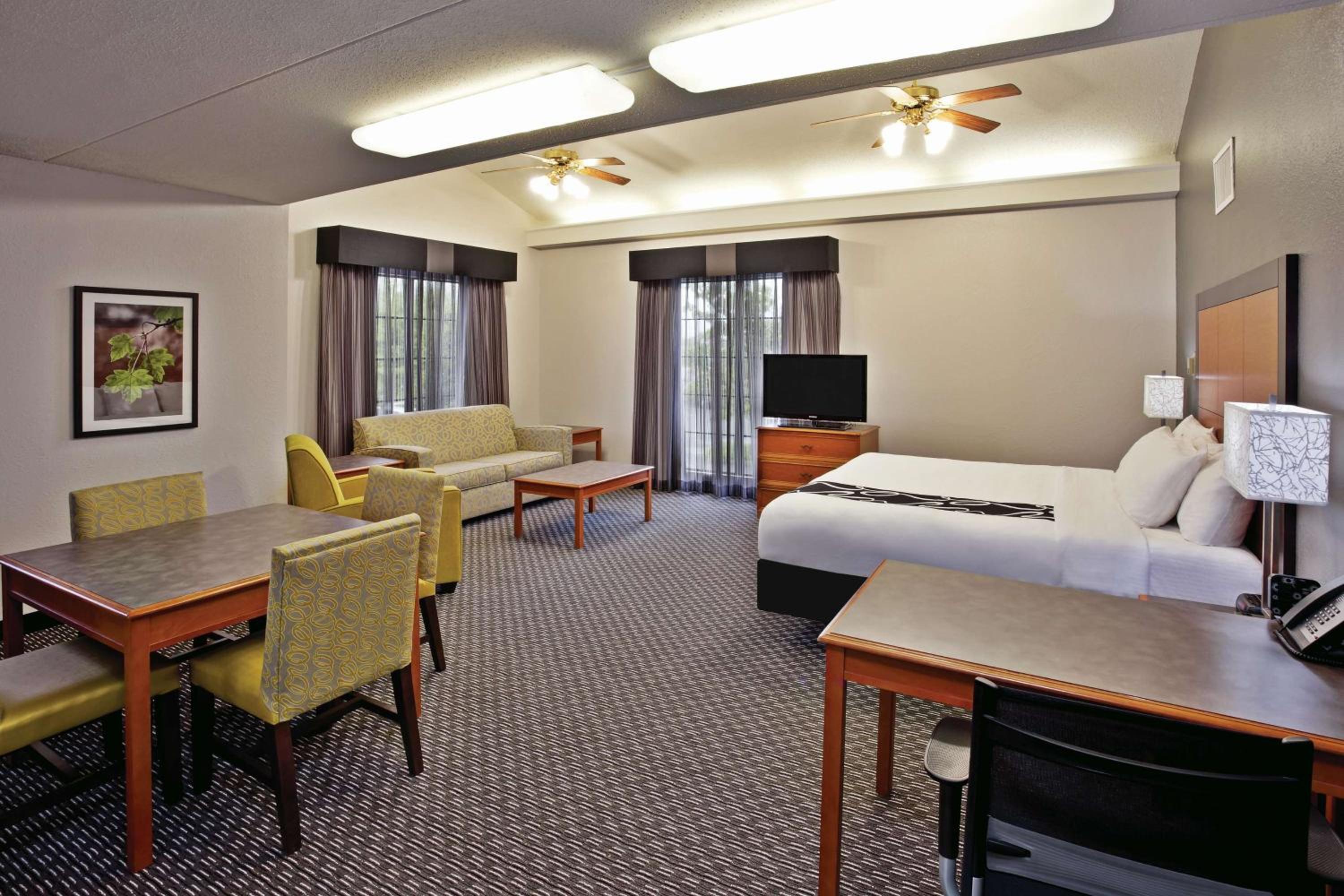 King Studio Suite - Non-Smoking - Photo 2