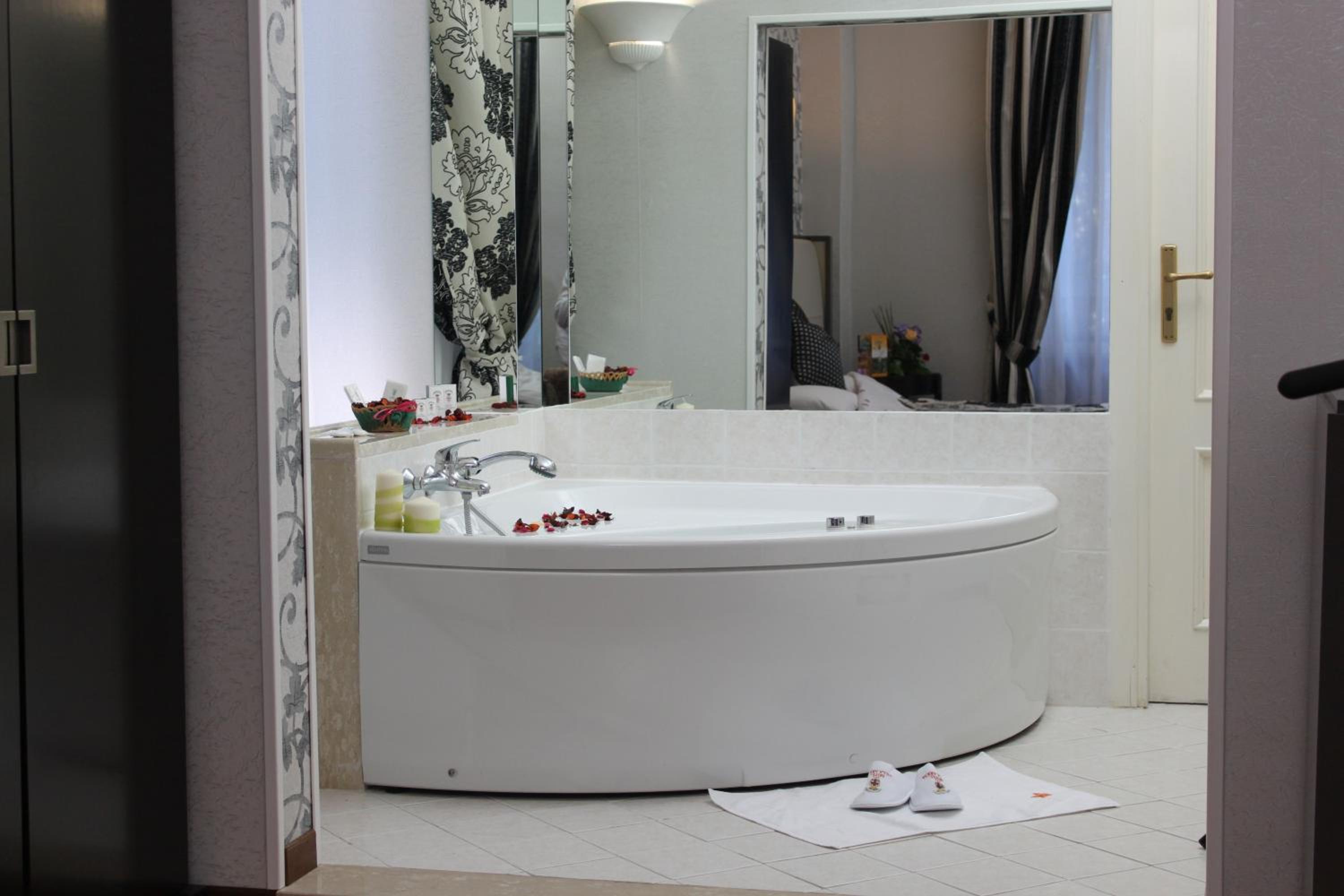 Suite with Spa Bath photo 2