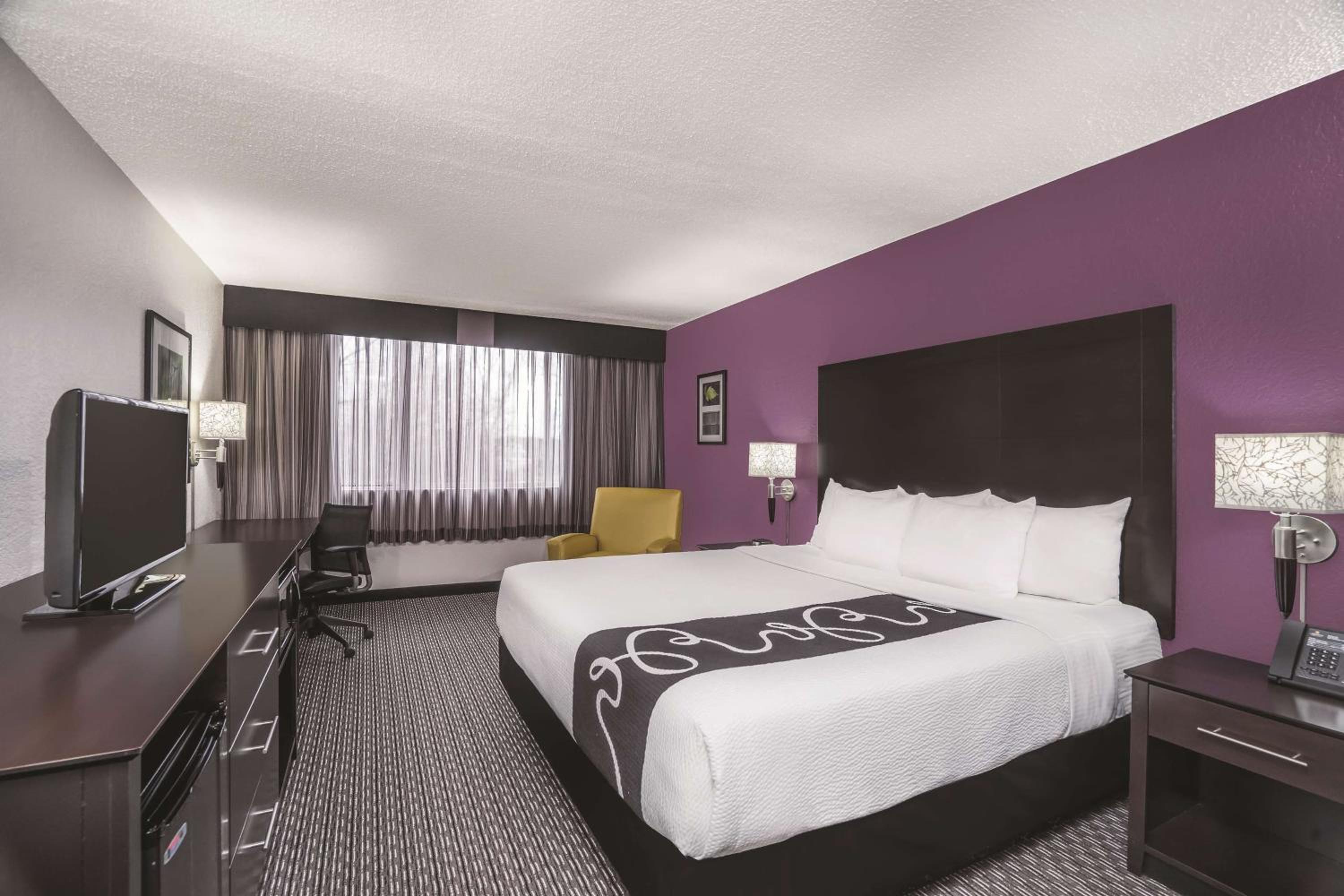 Deluxe King Room - Non-Smoking