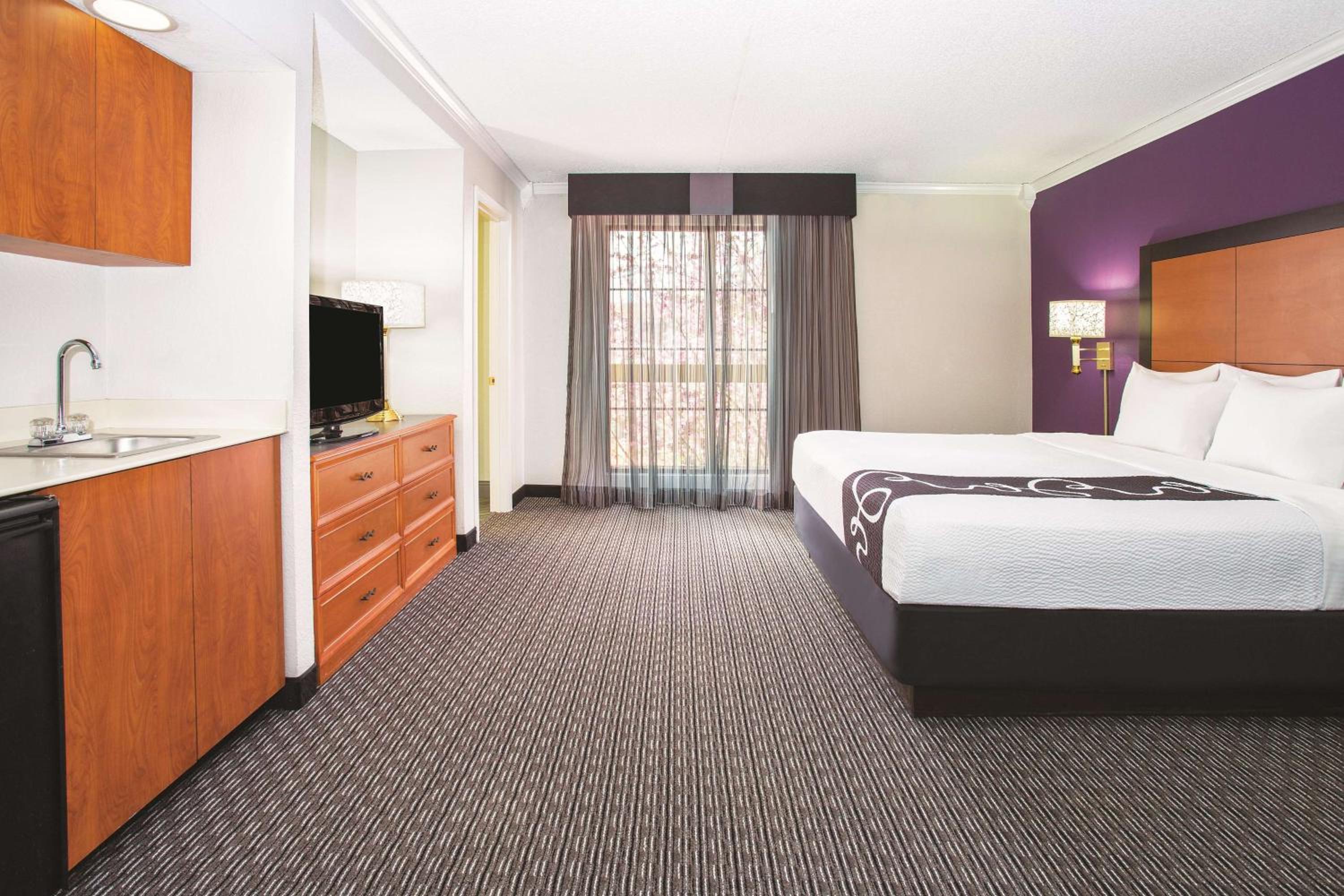 Deluxe King Suite - Non-Smoking - Photo 4