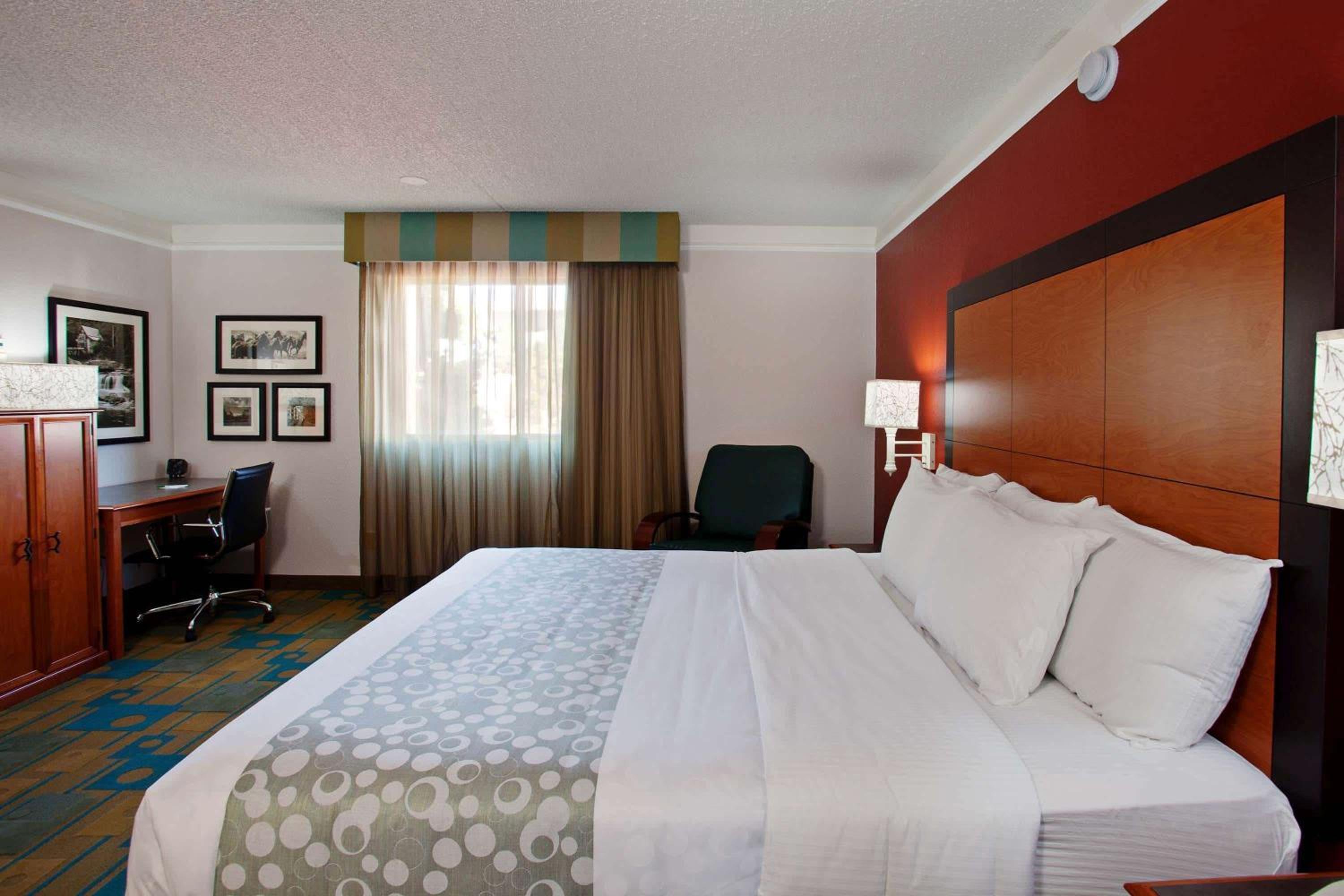 Deluxe King Room - Non-Smoking - Photo 1