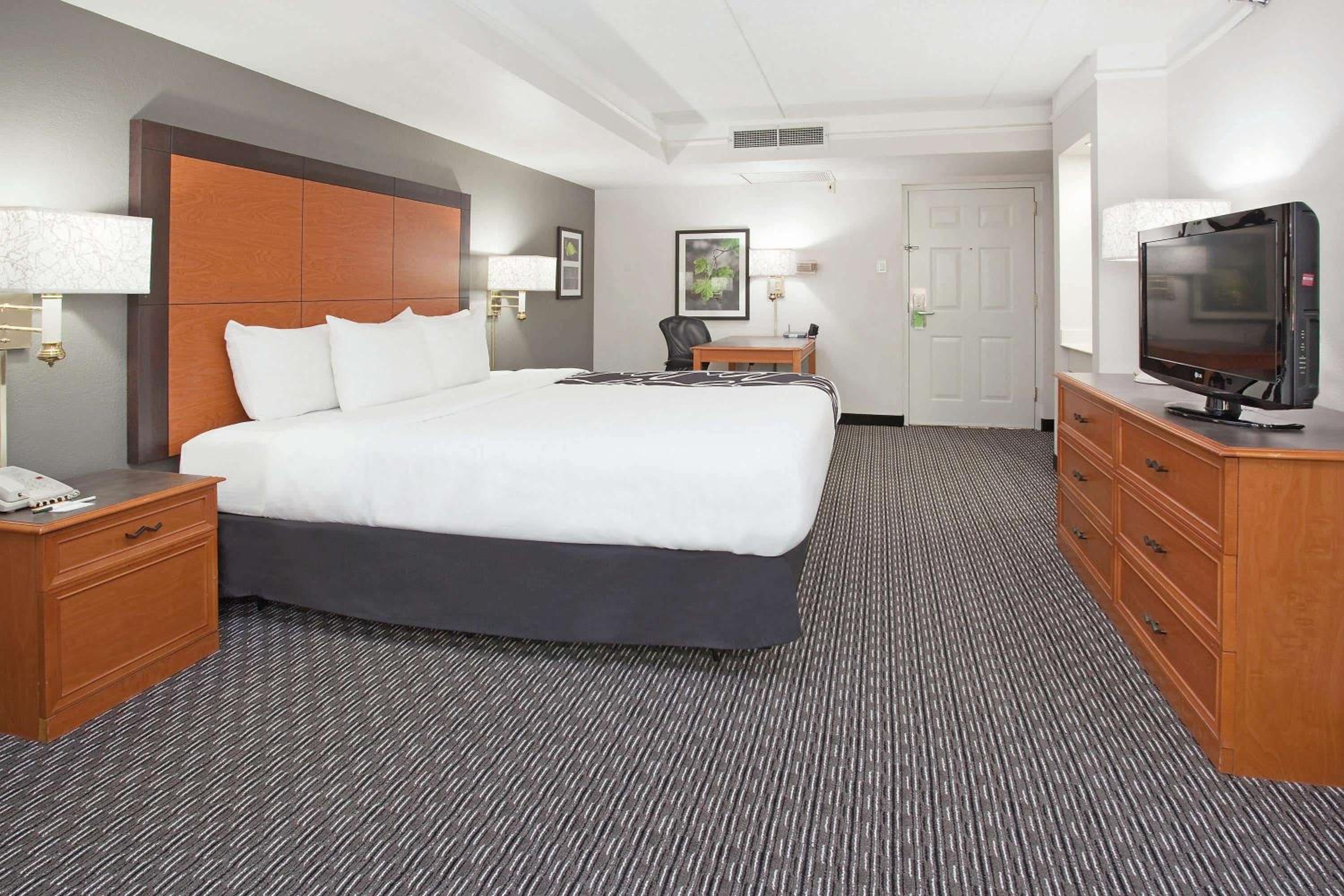 Deluxe King Room - Photo 3