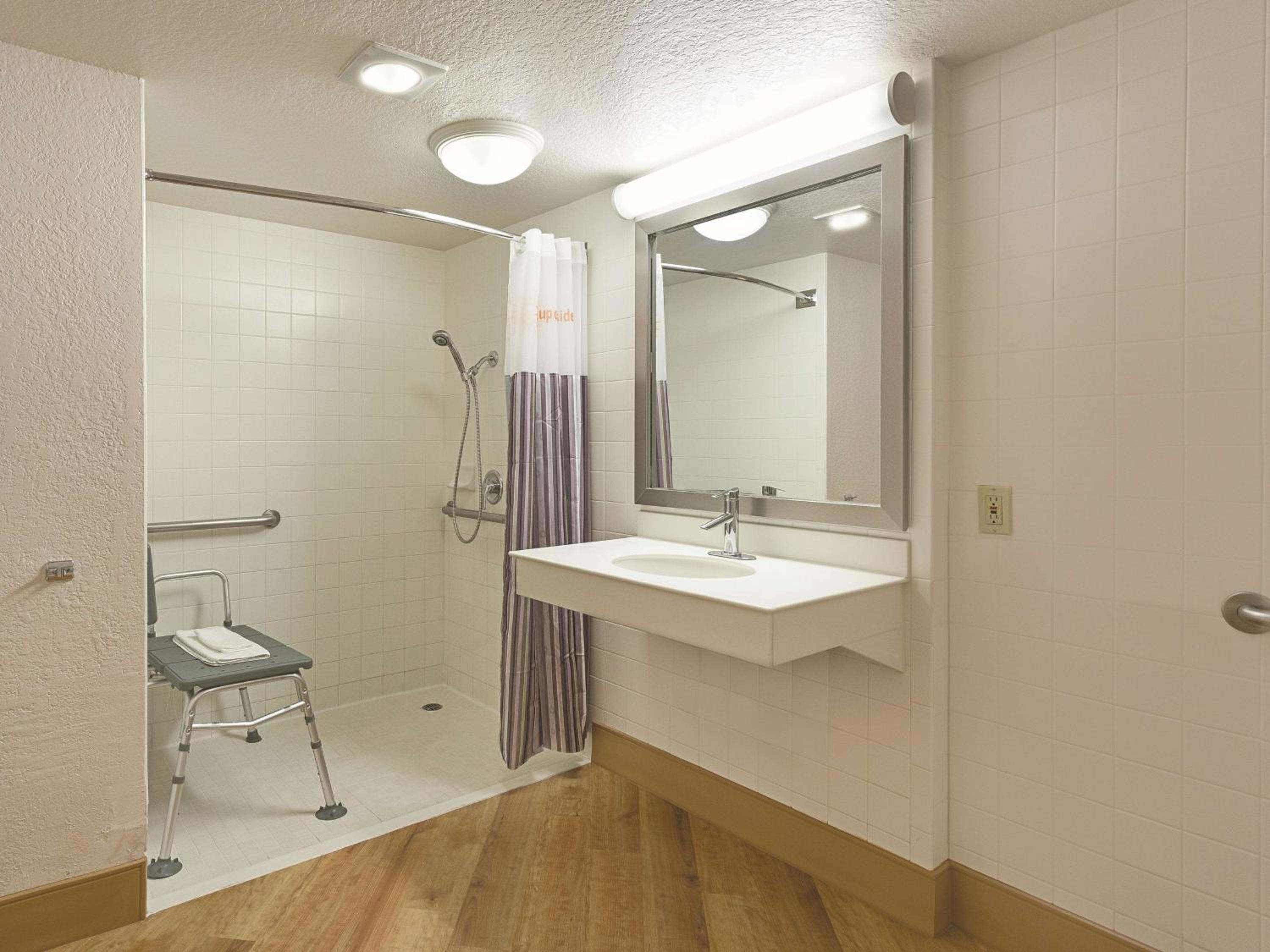 King Suite - Non-Smoking - Photo 2