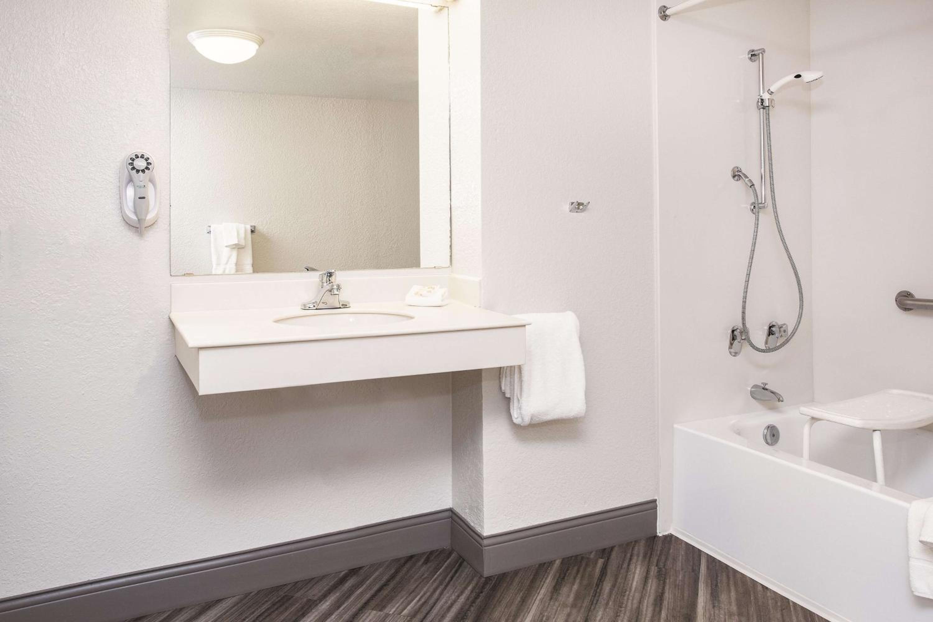 King Room - Disability Access - Photo 3