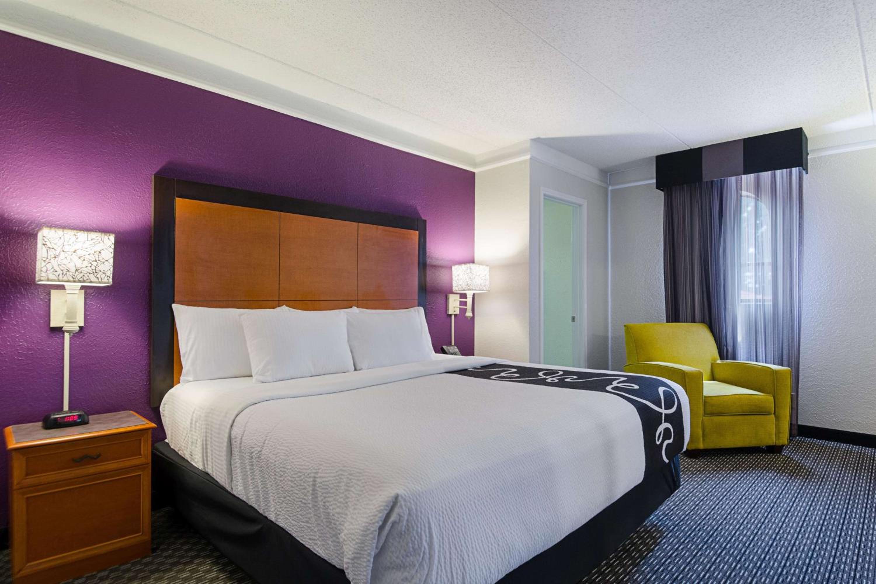 Deluxe King Suite - Non-Smoking - Photo 2