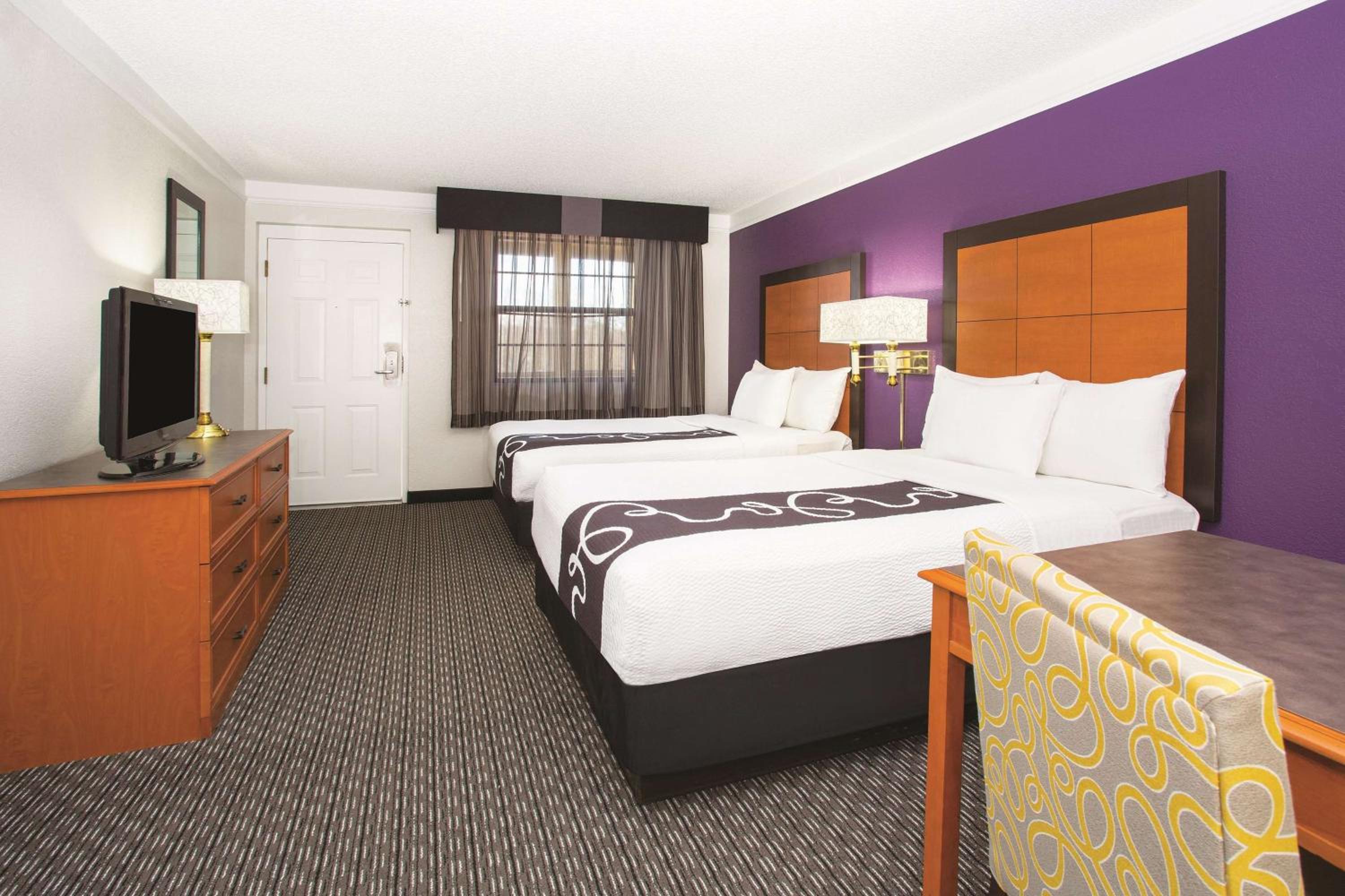 Double Room with Two Double Beds - Photo 2