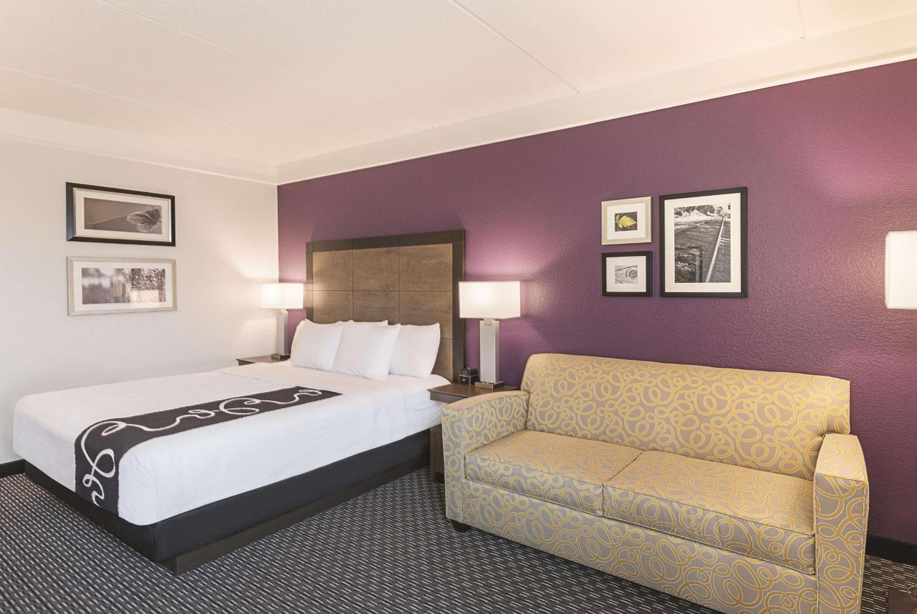 Deluxe King Room - Non-Smoking - Photo 4