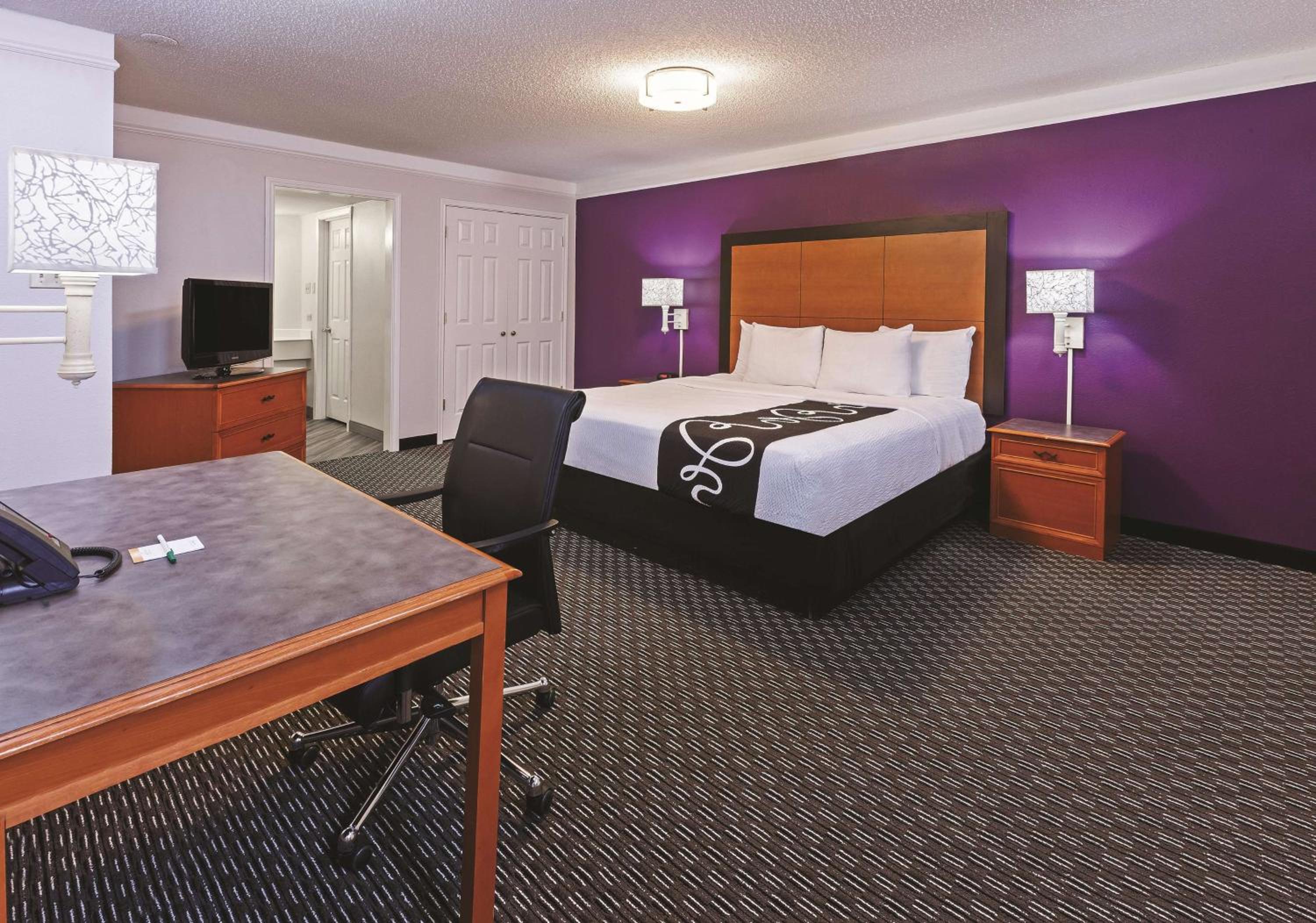 King Suite - Non-Smoking photo 2