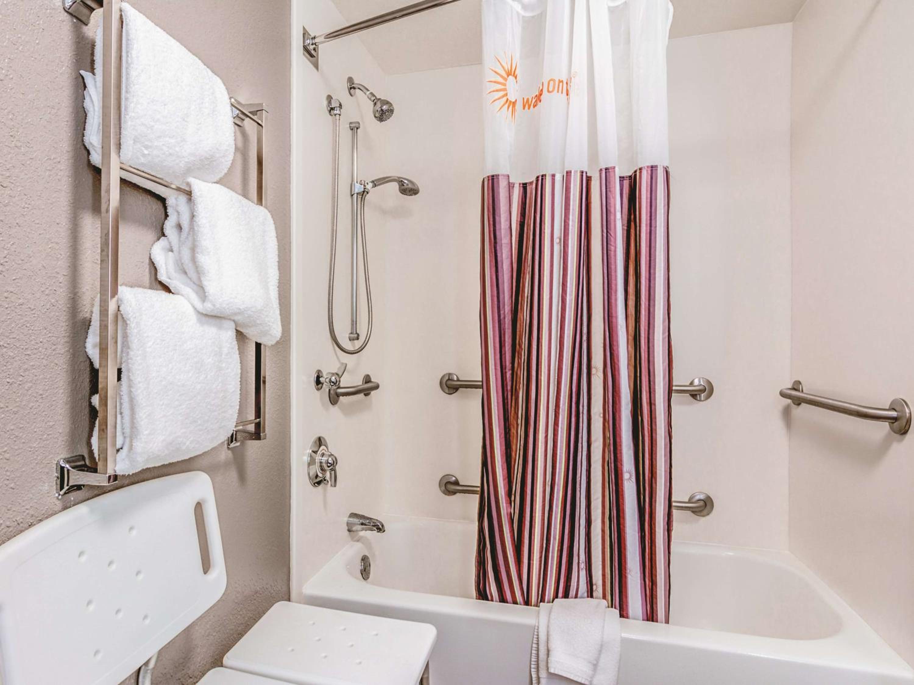 Deluxe King Room with Mobility Access and Bathtub with Grab Bars - Non-Smoking photo 3