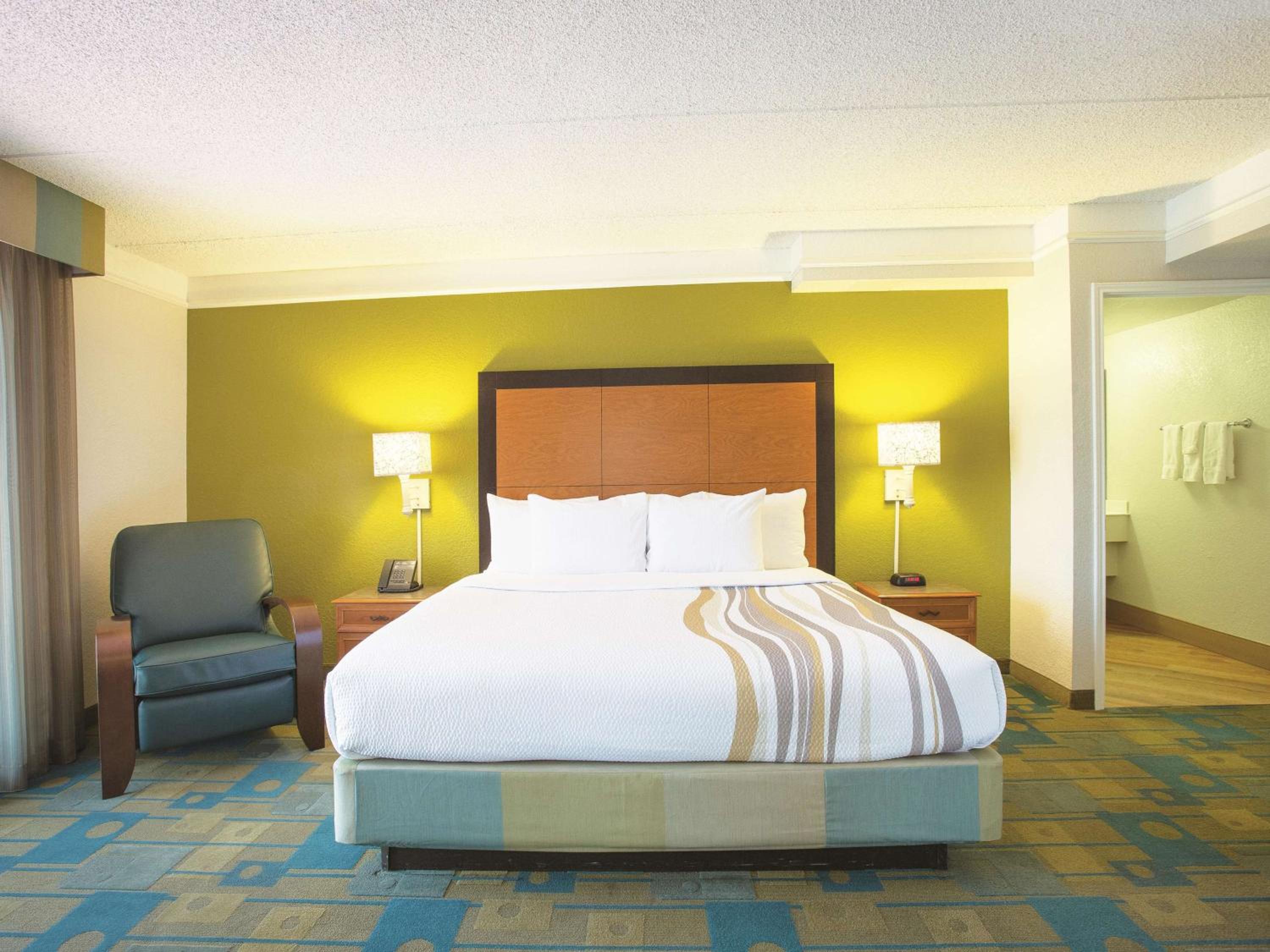 King Suite - Non-Smoking - Photo 3