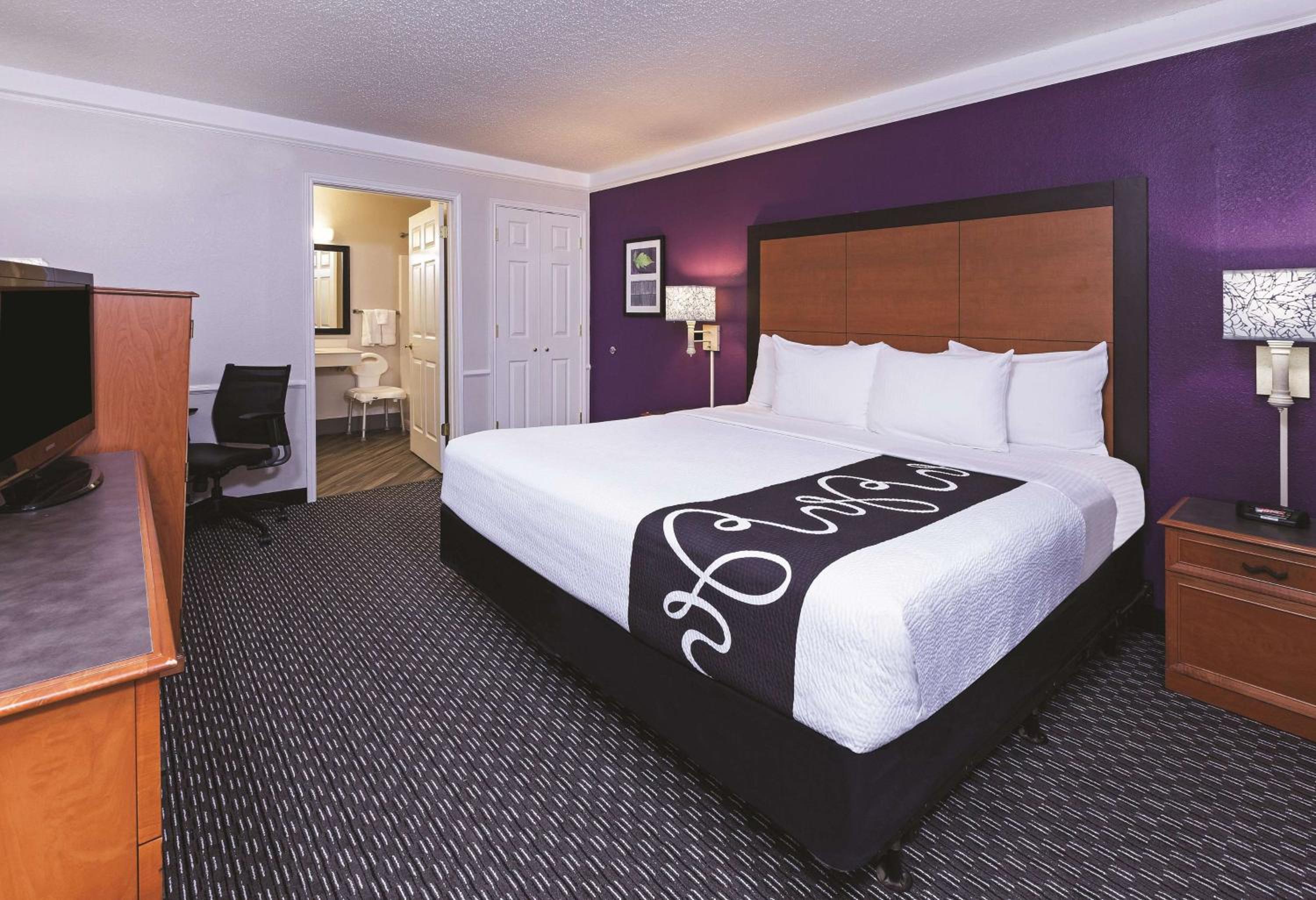 1 King Bed, Mobility Accessible Room, Bathtub w /Grab Bars, Non-Smoking photo 1