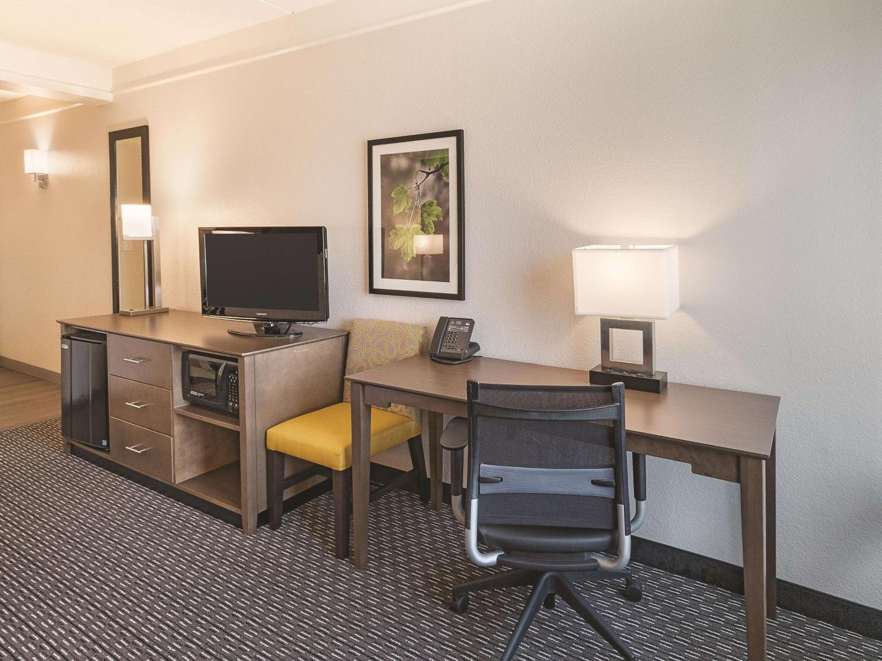 King Room - Non-Smoking - Photo 3