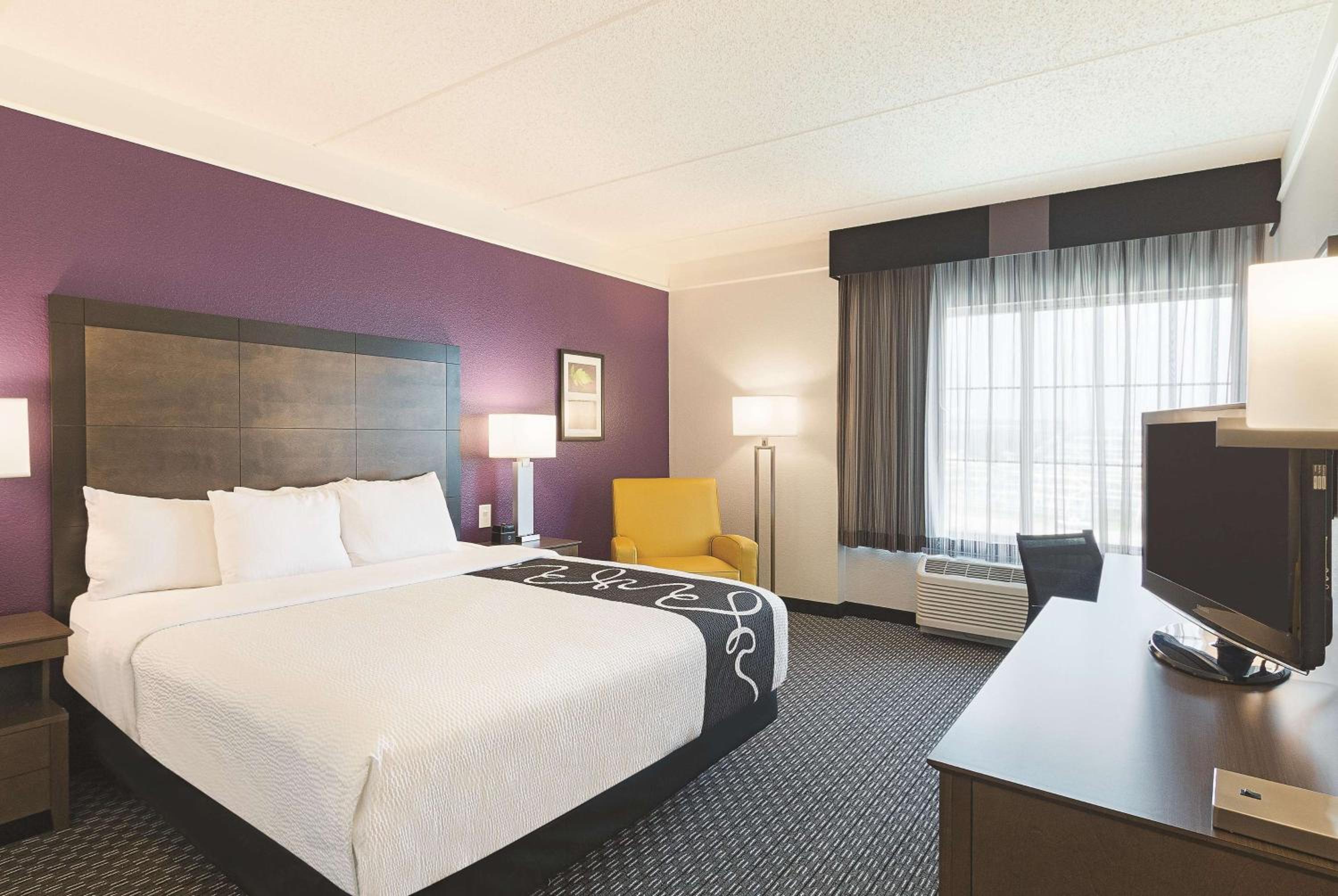King Room with Pool View - Mobility/Hearing Access with Tub - Non-Smoking - Photo 1