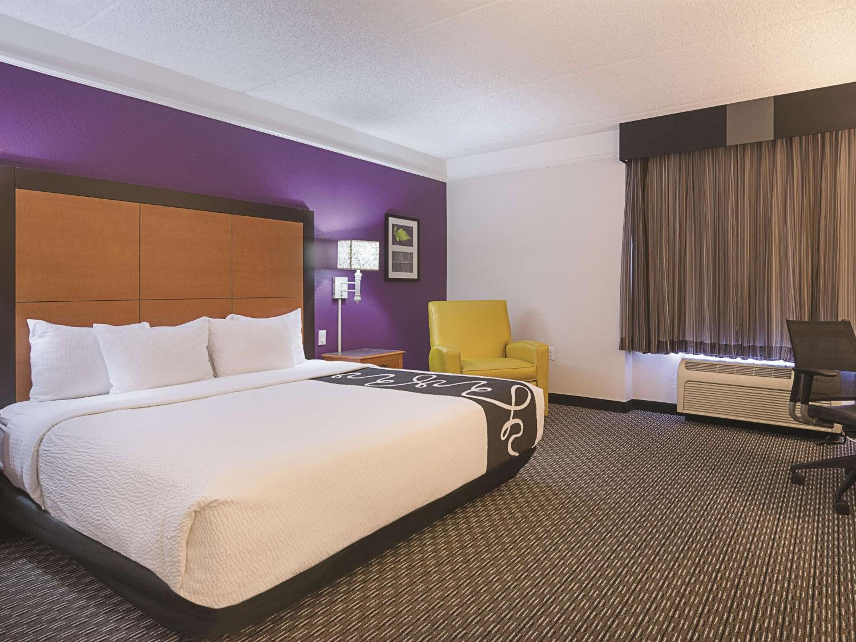 1 King Bed, Mobility Accessible Room, Bathtub w /Grab Bars, Non-Smoking photo 3