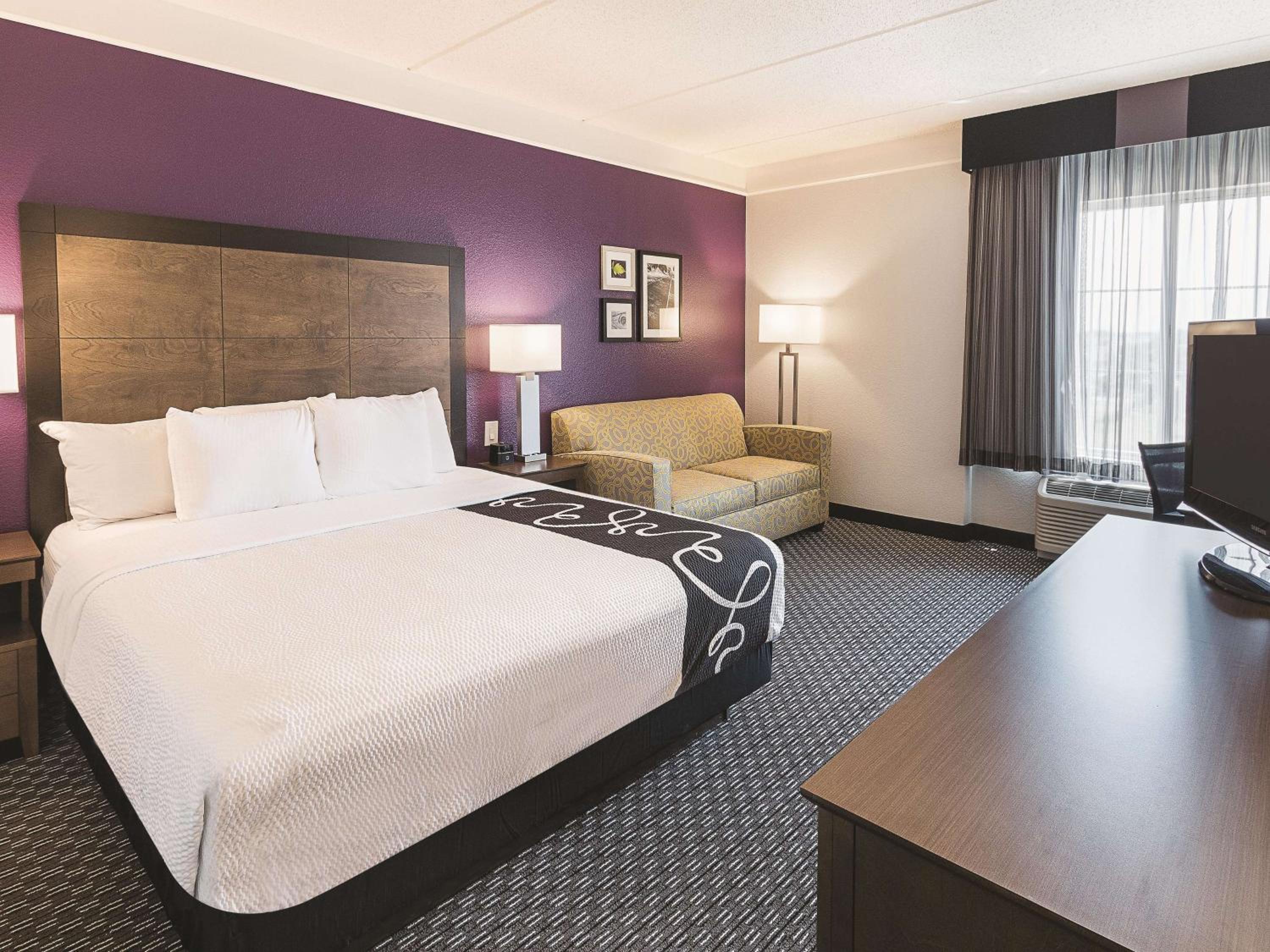 Deluxe King Room - Non-Smoking - Photo 2