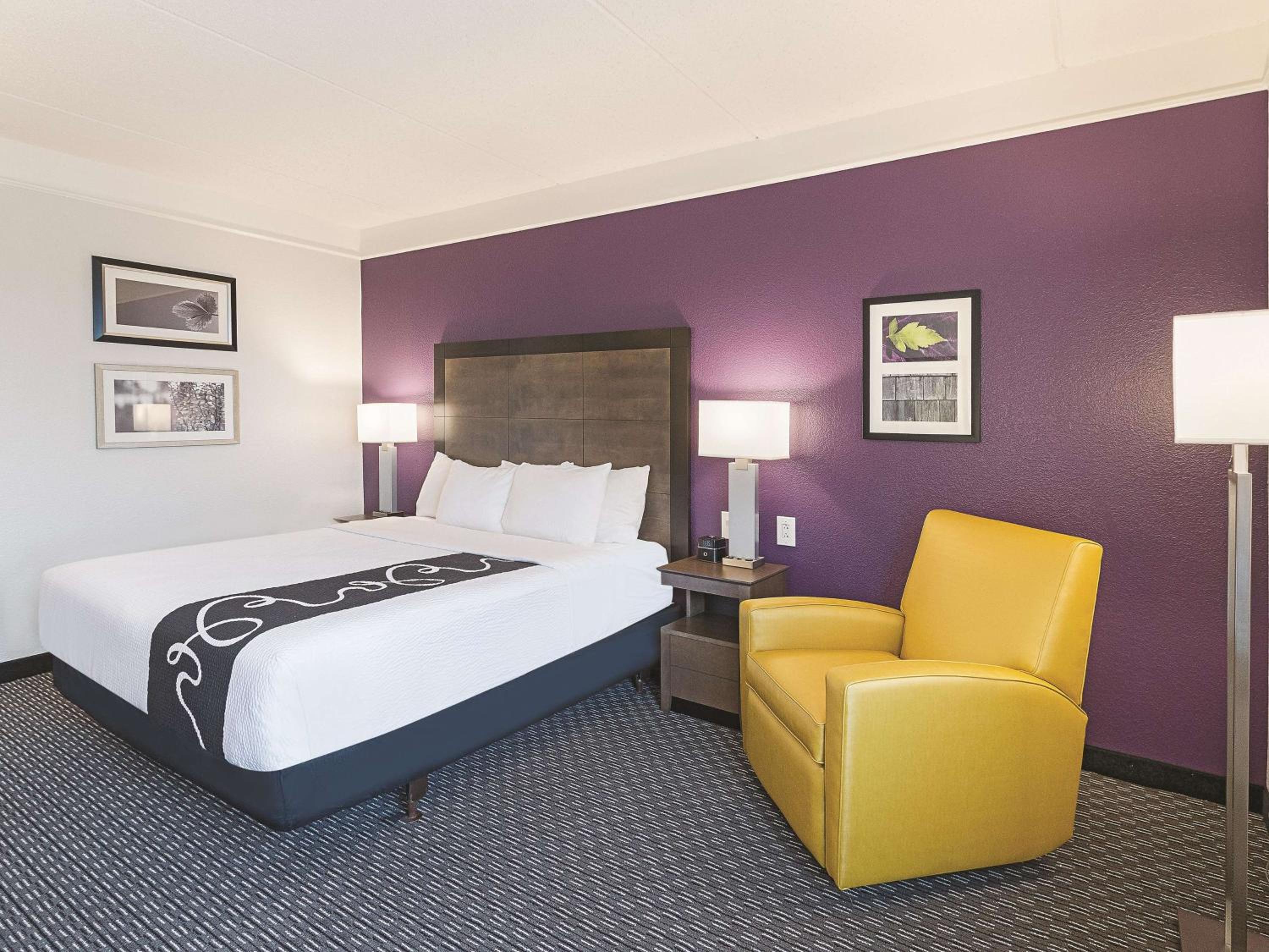 King Room with Pool View - Mobility/Hearing Access with Tub - Non-Smoking - Photo 4