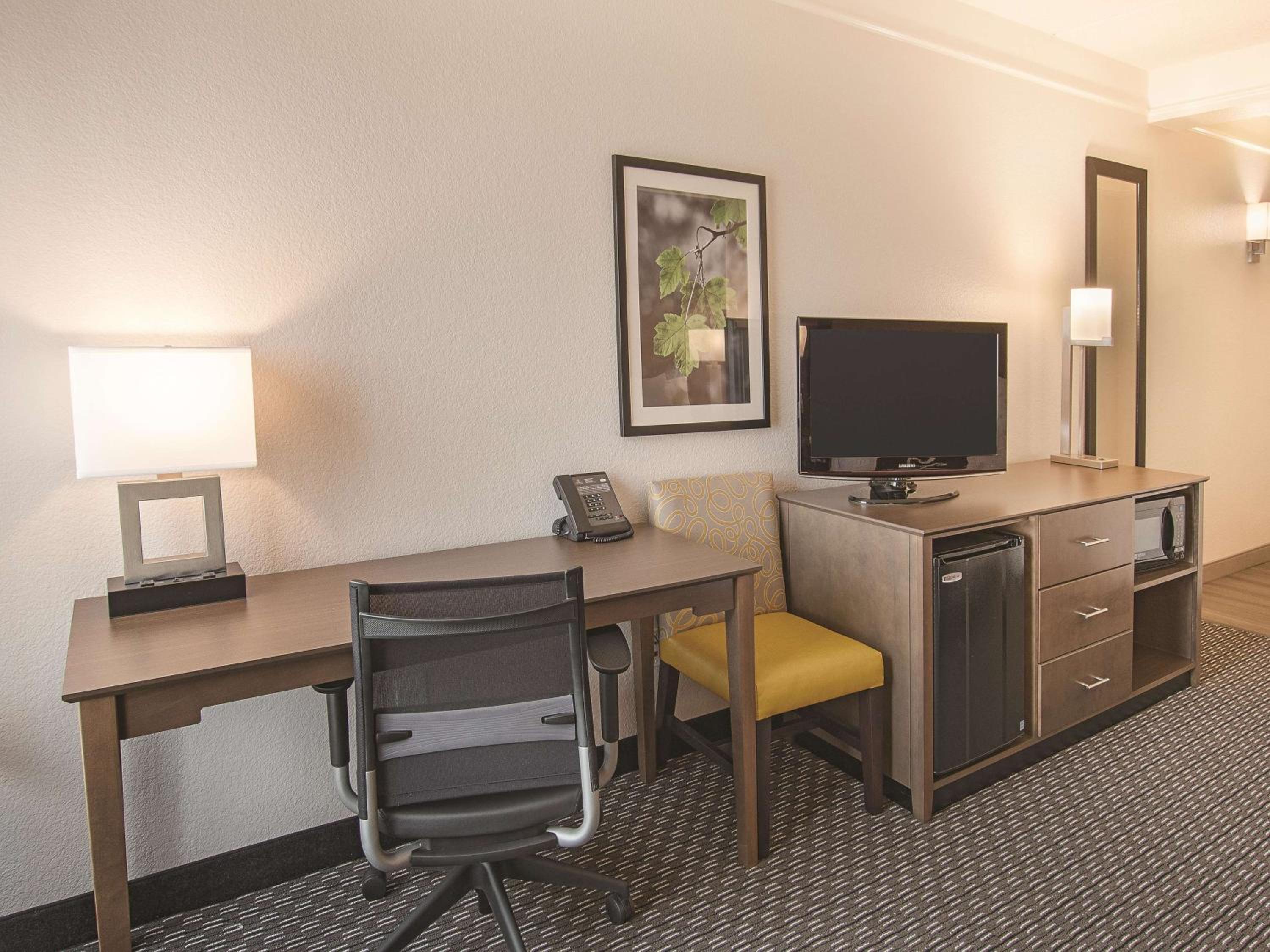 Deluxe King Room - Non-Smoking - Photo 1