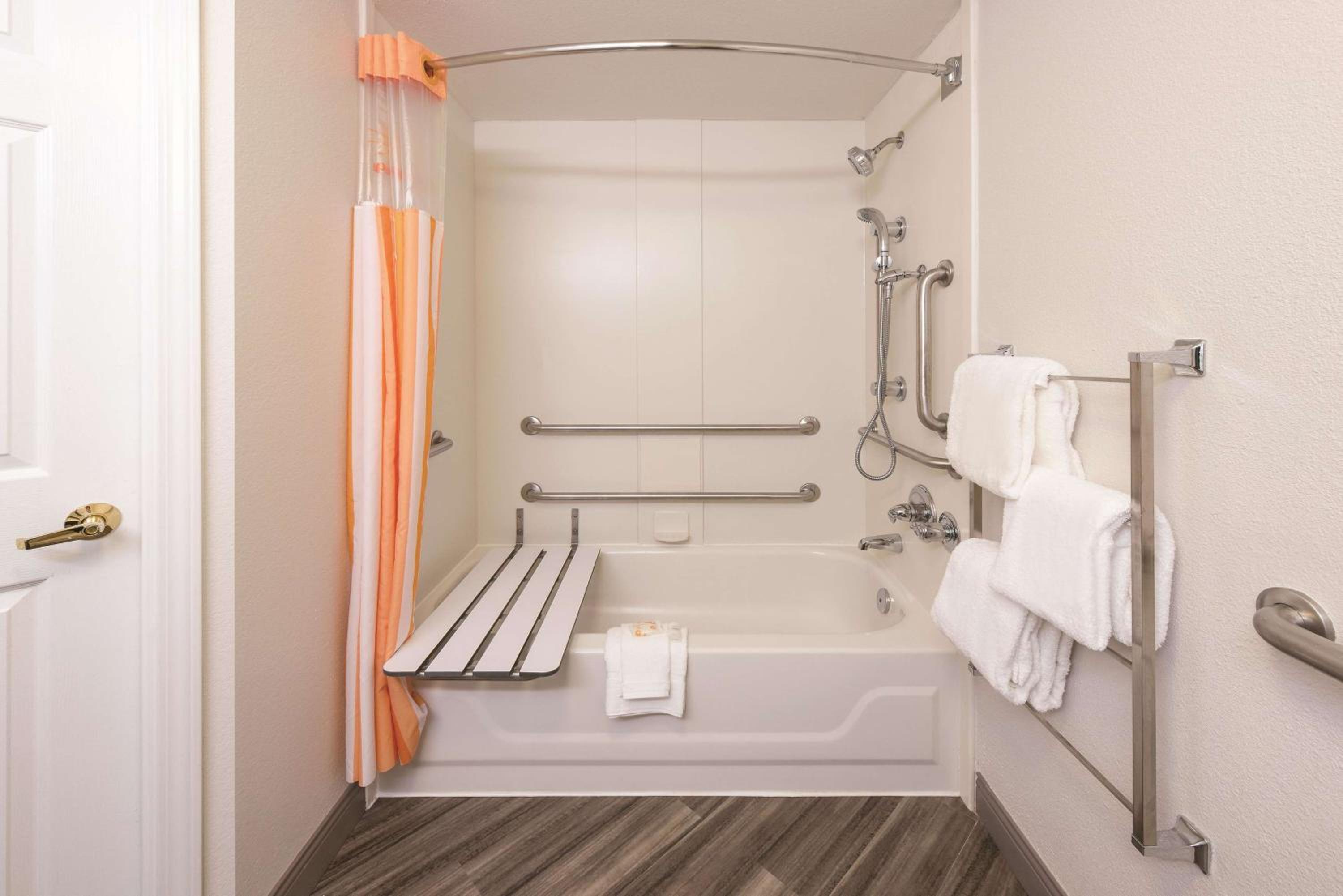 King Room - Disability Access - Photo 3