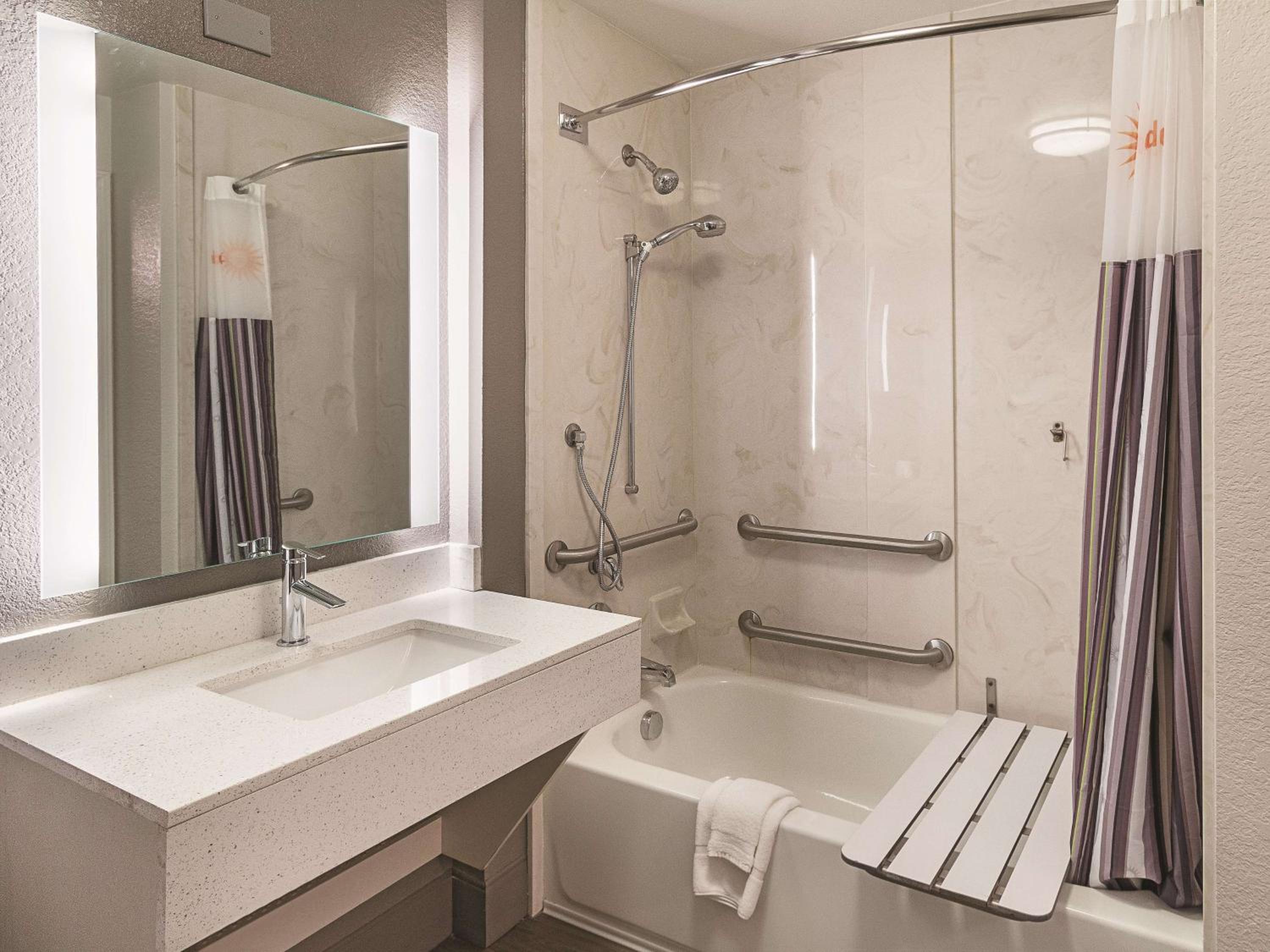 King Room with Pool View - Mobility/Hearing Access with Tub - Non-Smoking - Photo 3