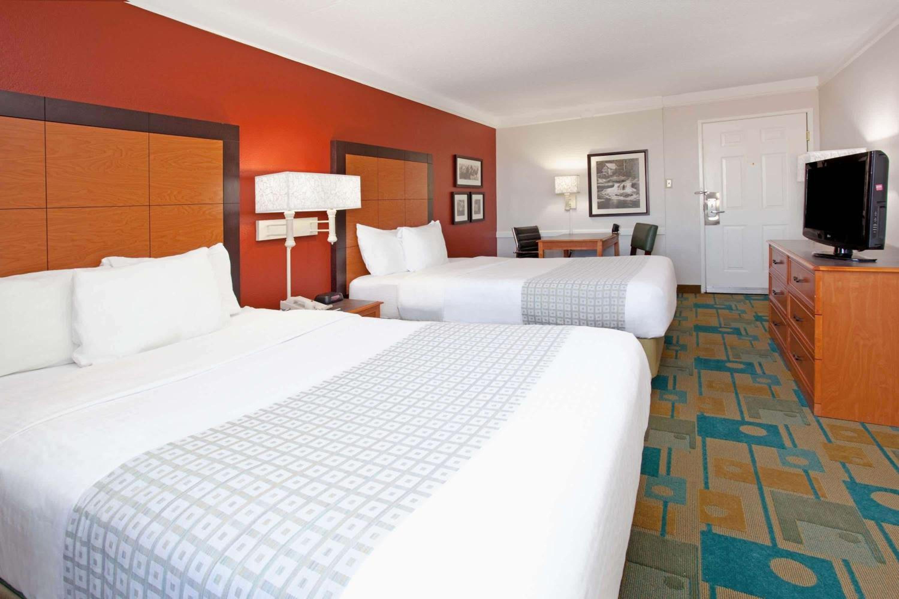 Double Room with Two Double Beds and Bath Tub - Mobility Accessible/Non-Smoking - Photo 1