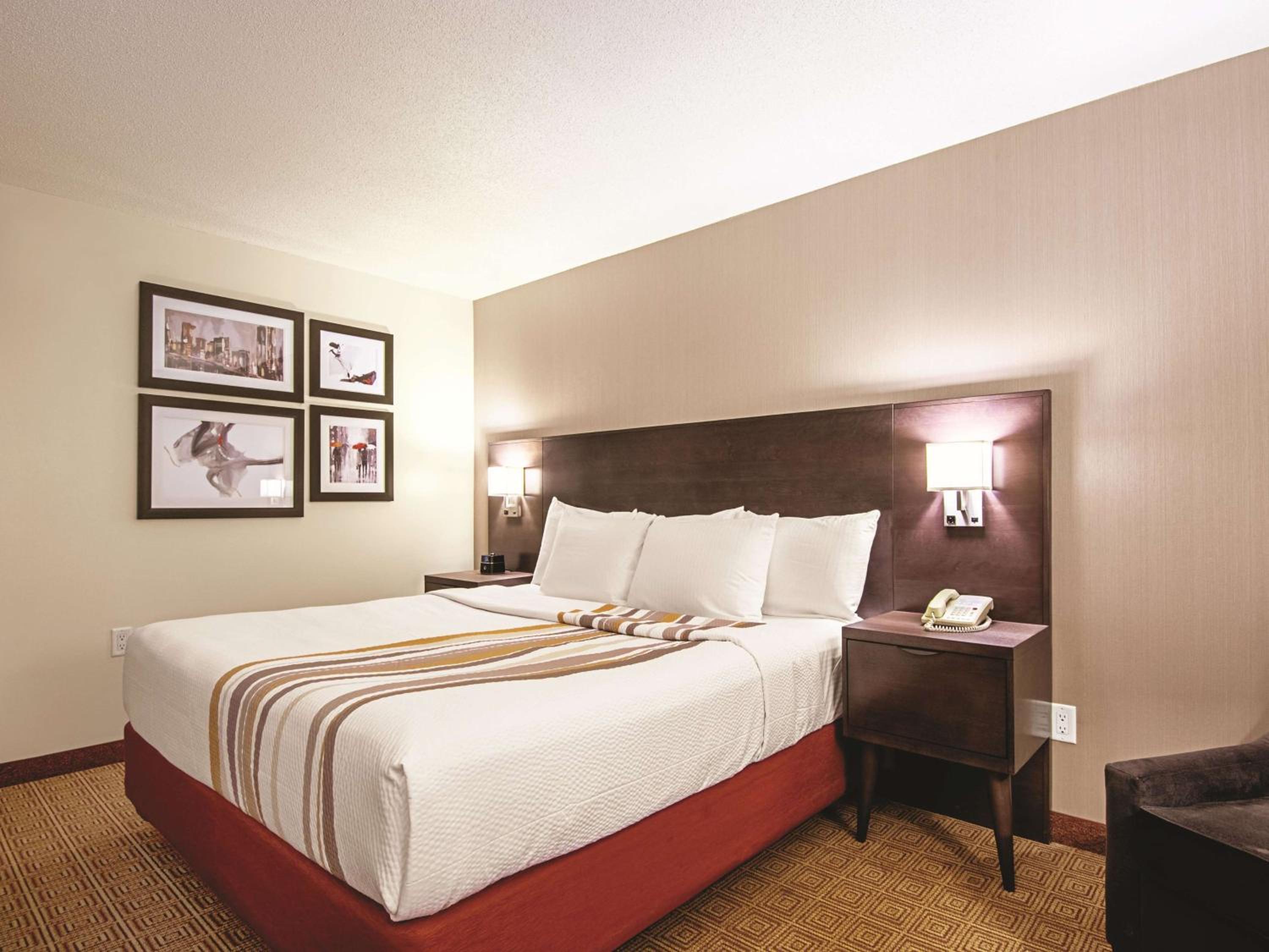 King Room with One King Bed - Mountain View - Mobility Accessible - Non-Smoking - Photo 1