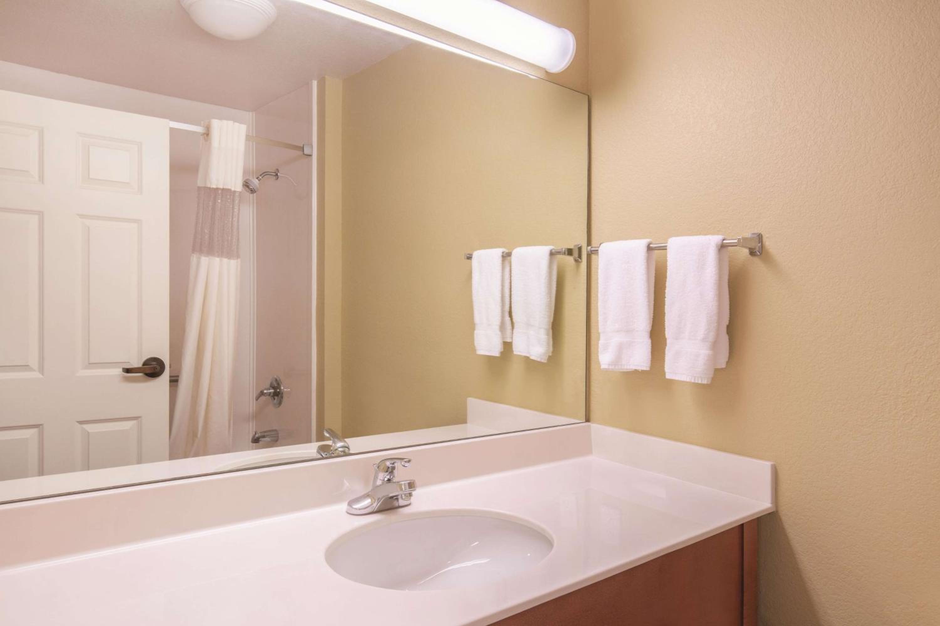 Queen Room with Two Queen Beds and Bath Tub with Grab Bars - Mobility Accessible/Non-Smoking - Photo 2