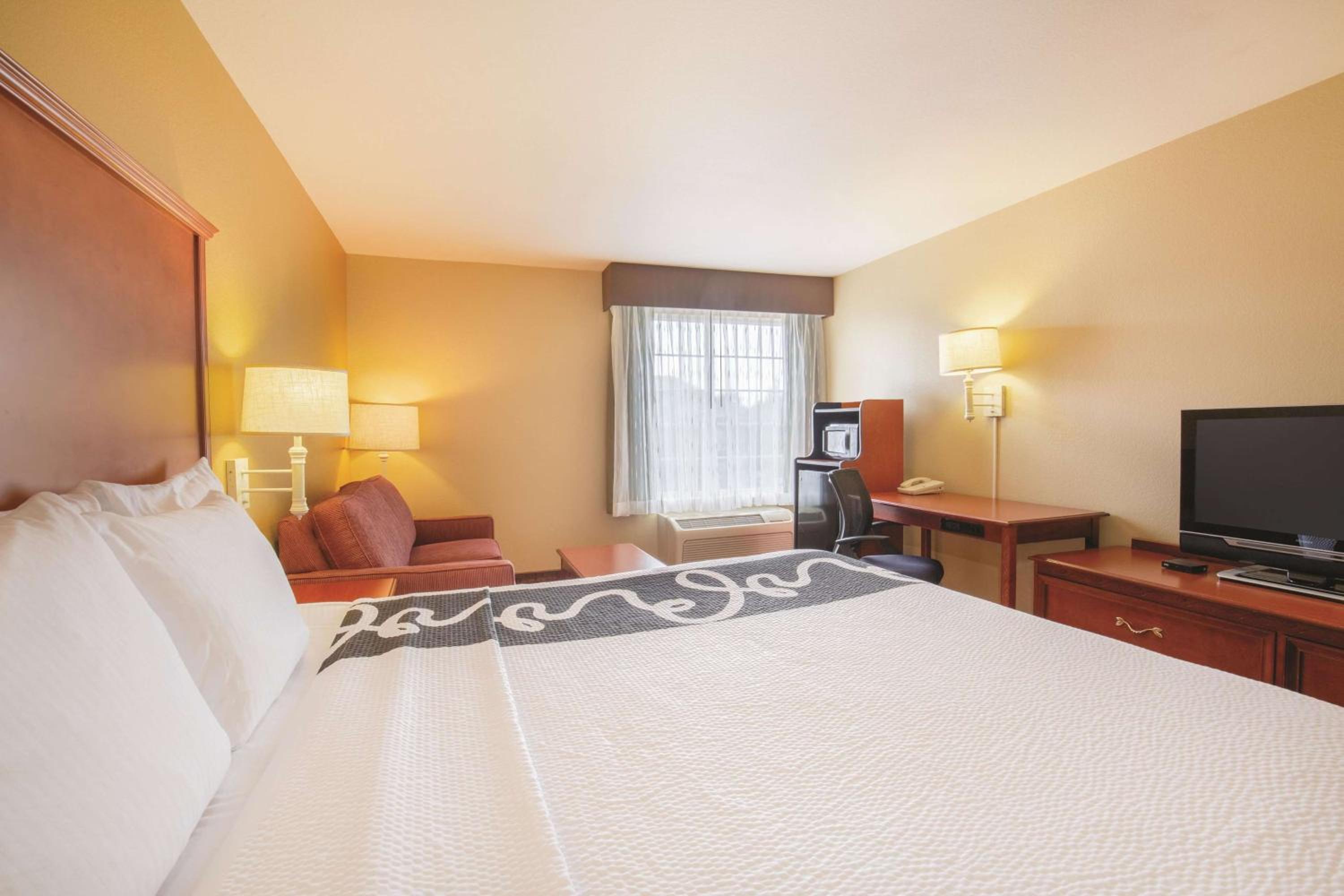 King Room with Sofa Bed - Photo 1
