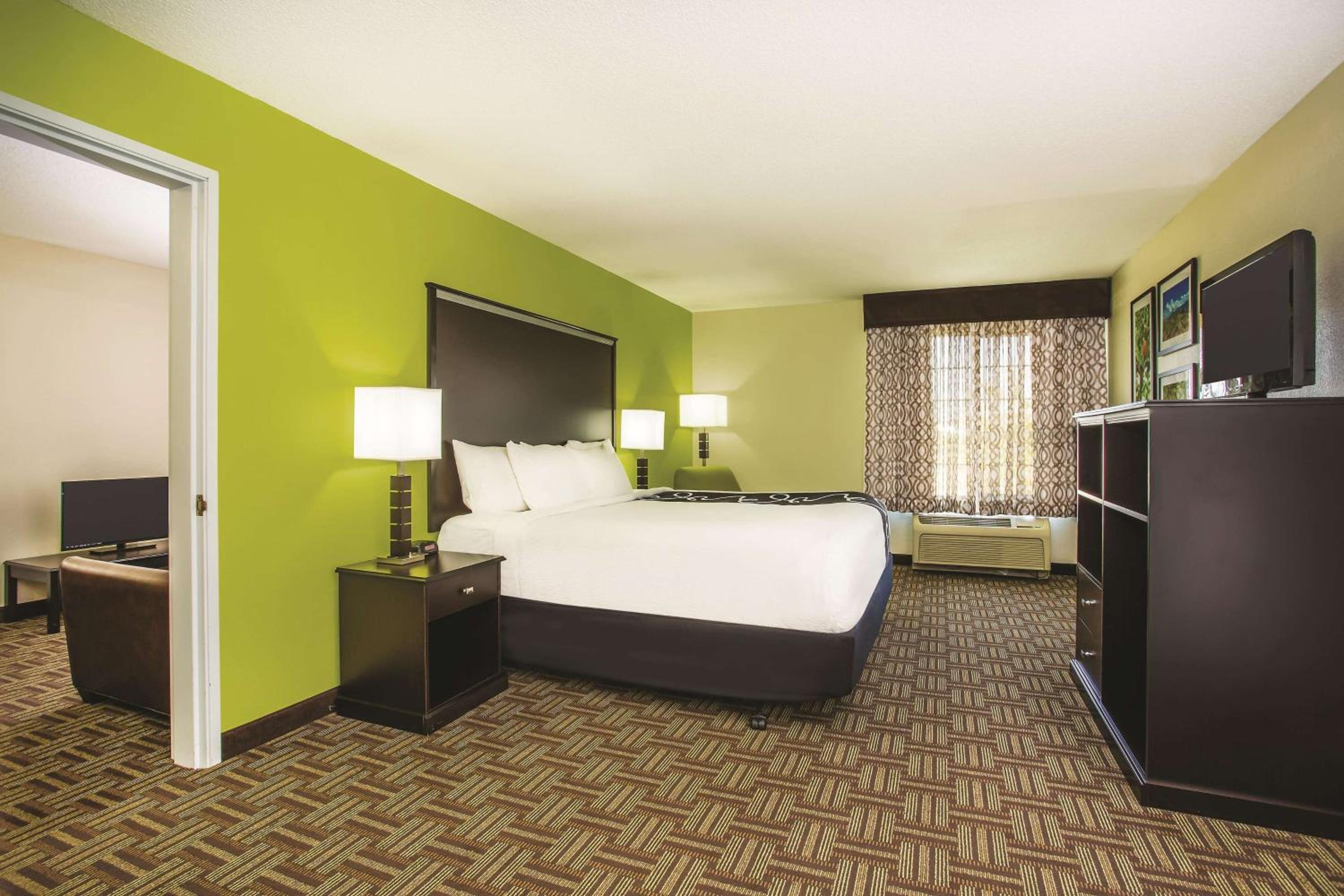 Deluxe King Suite photo 1