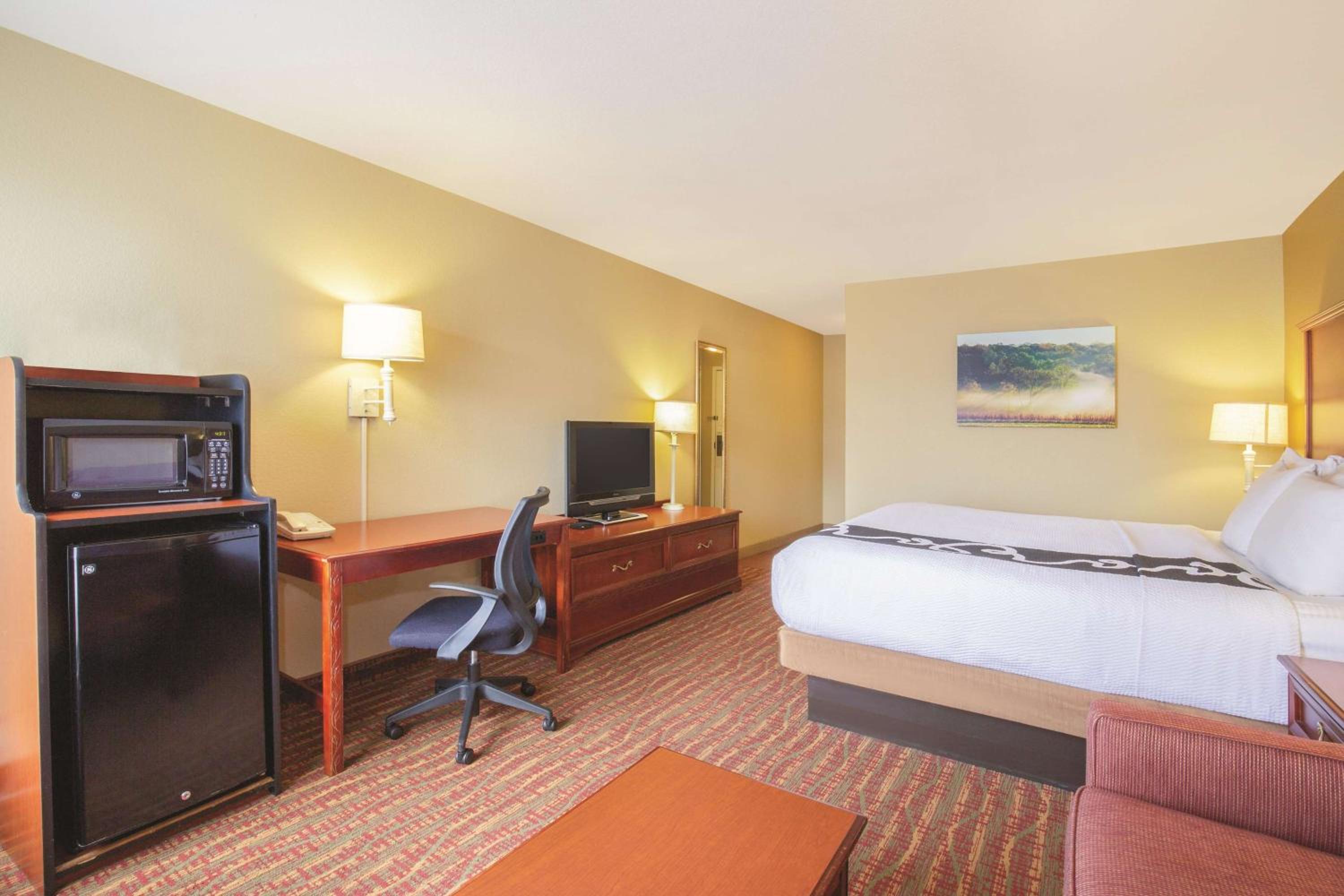 King Room with Sofa Bed - Photo 2