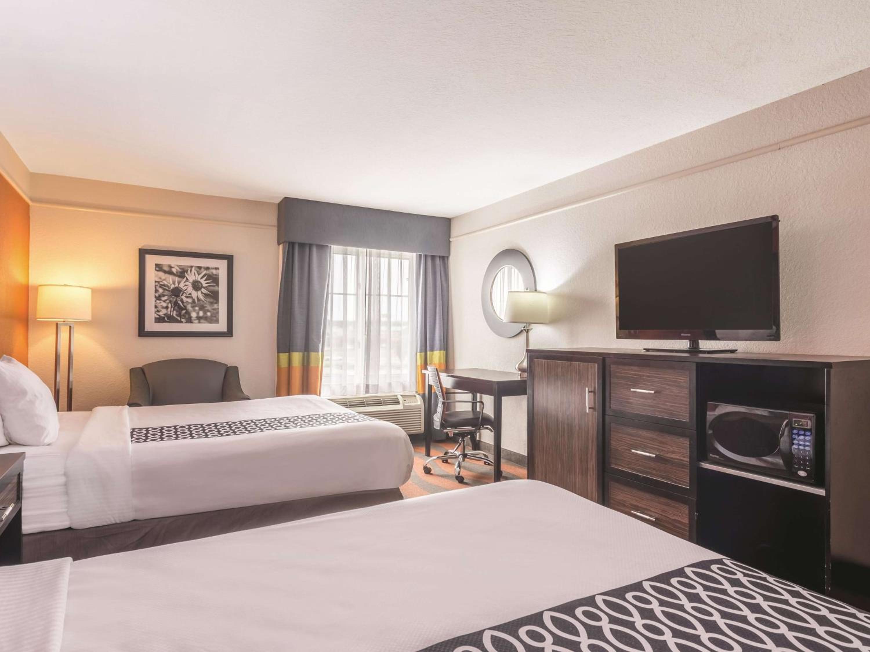 Queen Room with Two Queen Beds - Non-Smoking - Photo 5