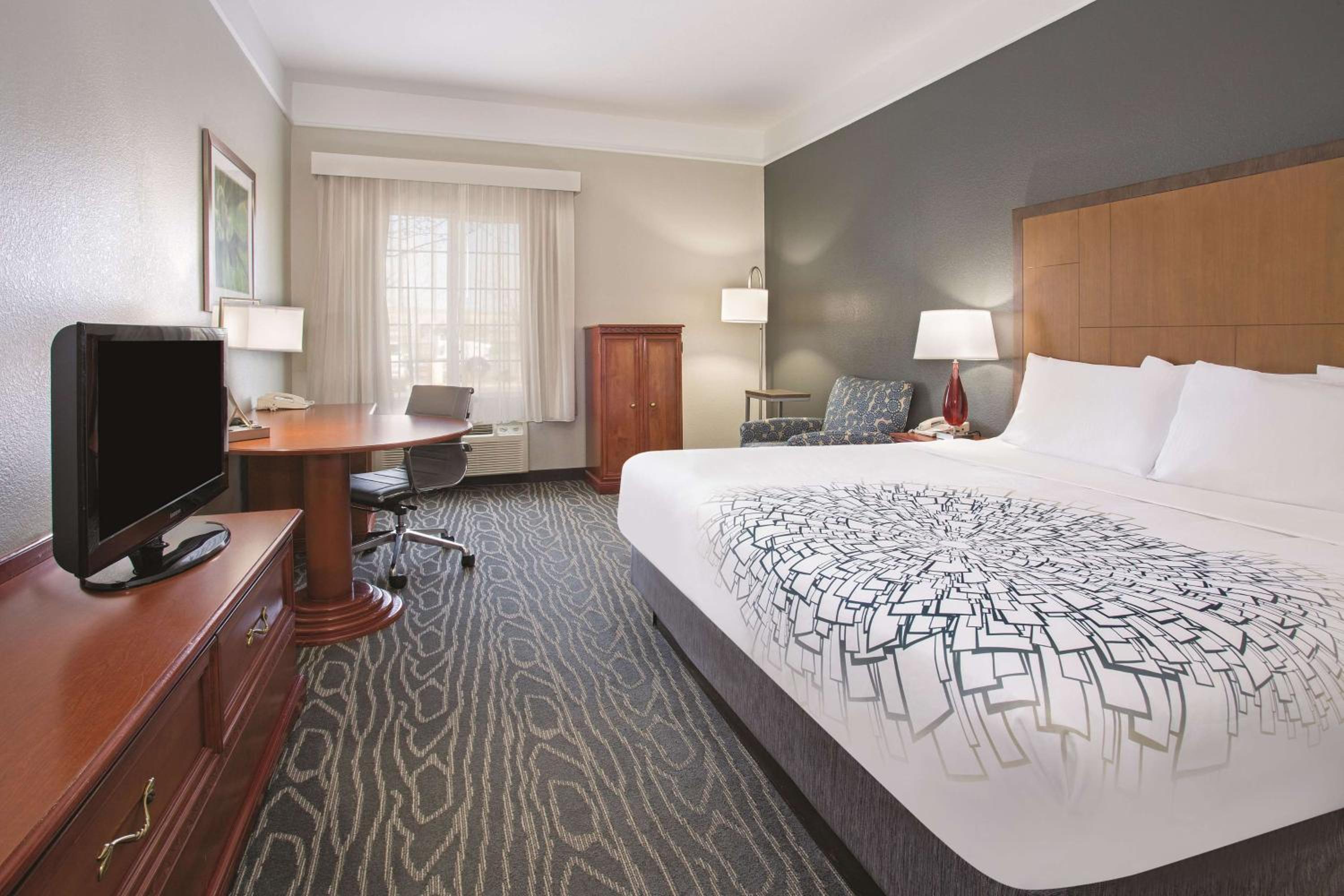 King Room - Non-Smoking - Photo 3