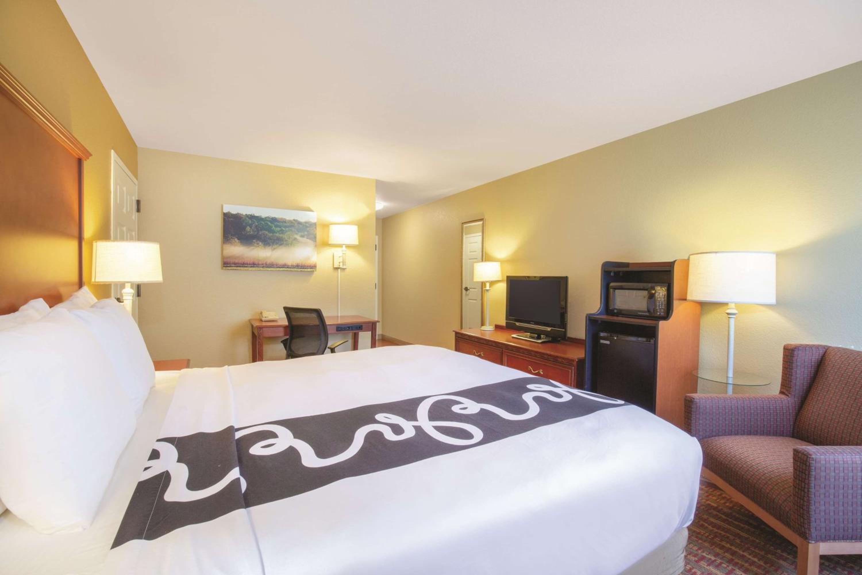 King Room with Bath Tub with Grab Bars - Mobility Accessible/Non-Smoking - Photo 2