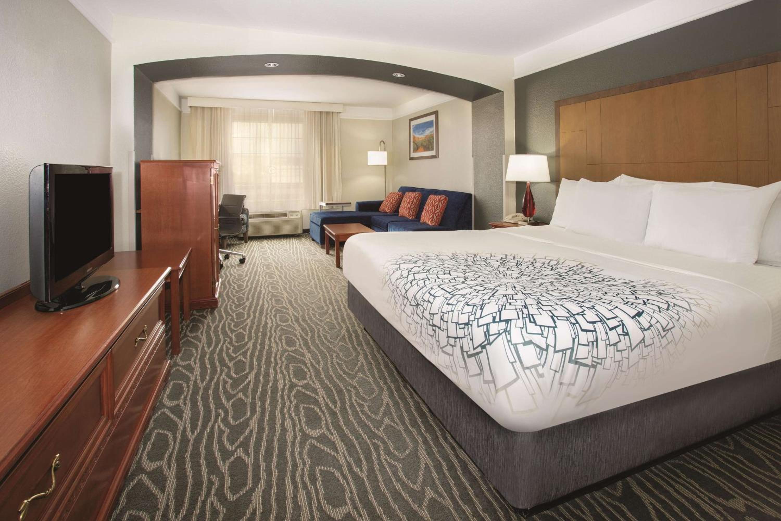 Deluxe King Room - Mobility Accessible/Non-Smoking - Photo 1
