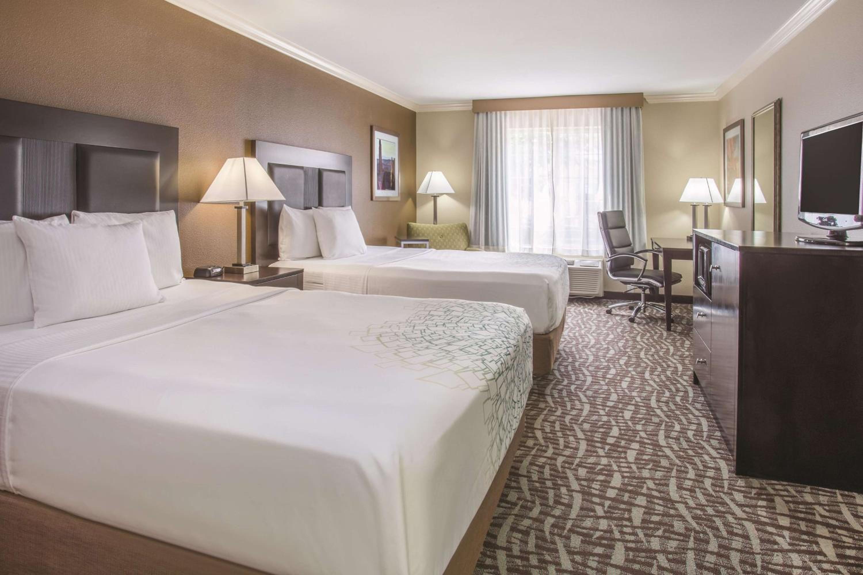 Deluxe Queen Room with Two Queen Beds - Photo 4