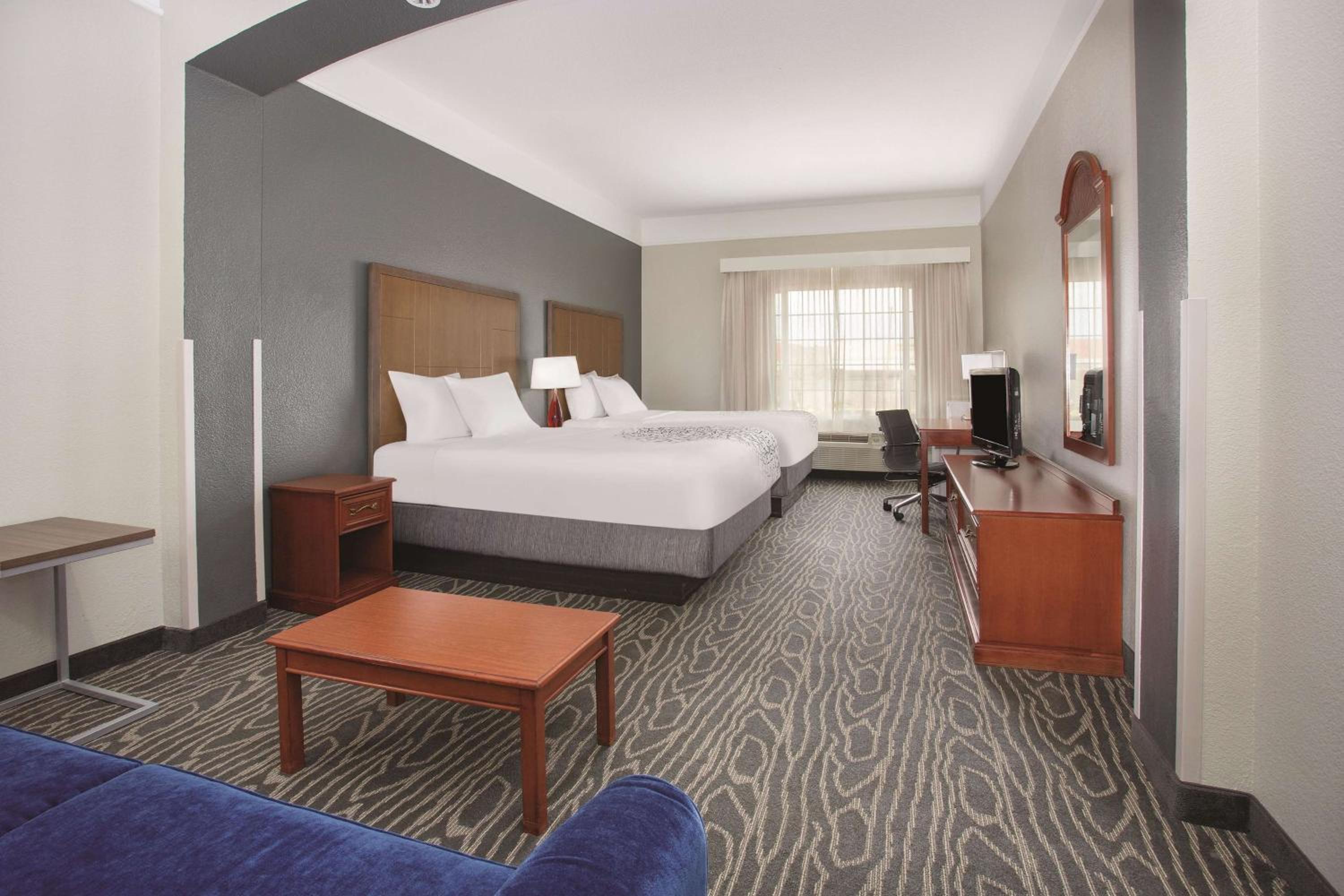 2 Queen Beds, Deluxe Non-Smoking - Photo 1