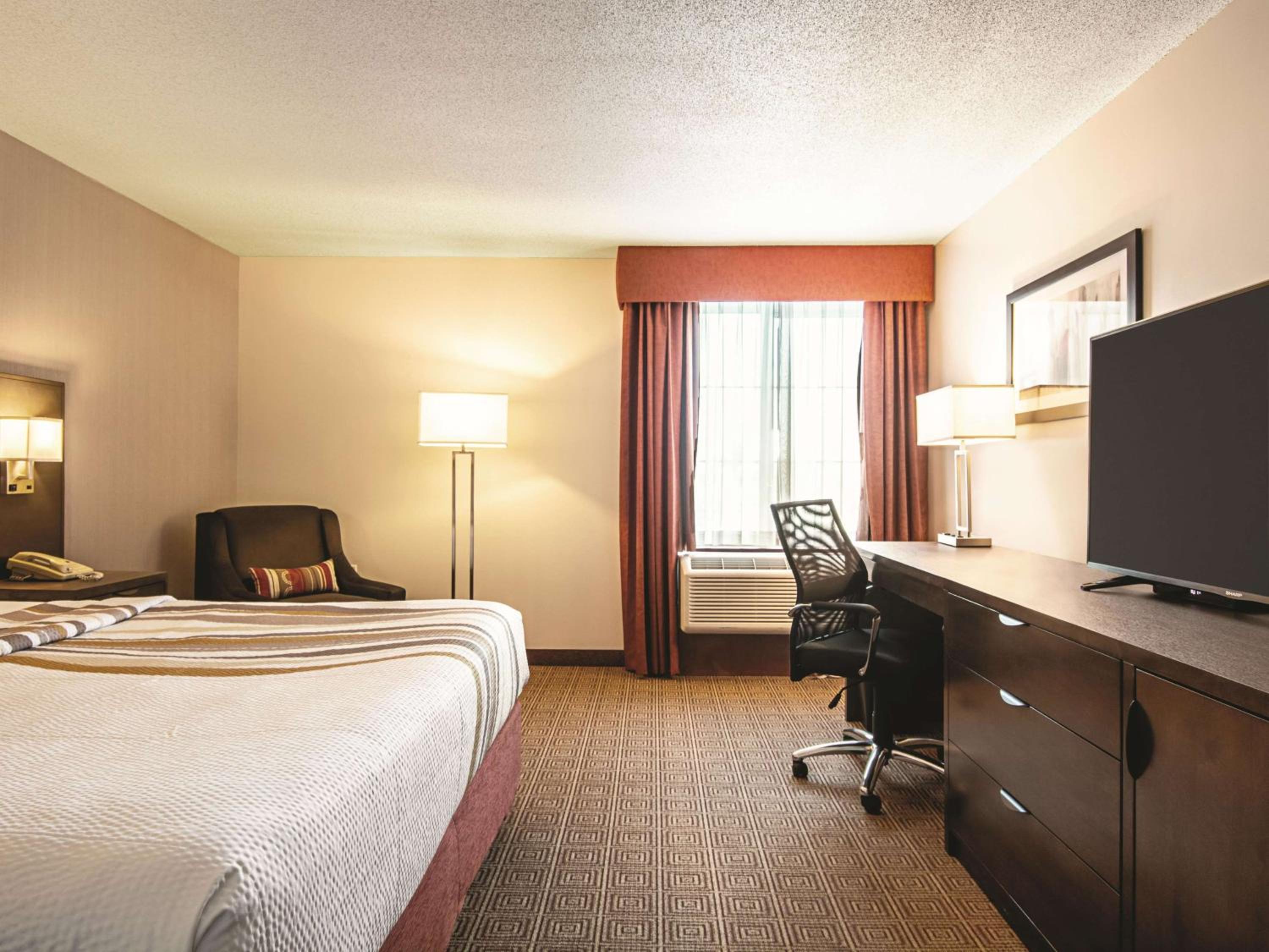 King Room with One King Bed - Mountain View - Mobility Accessible - Non-Smoking - Photo 5
