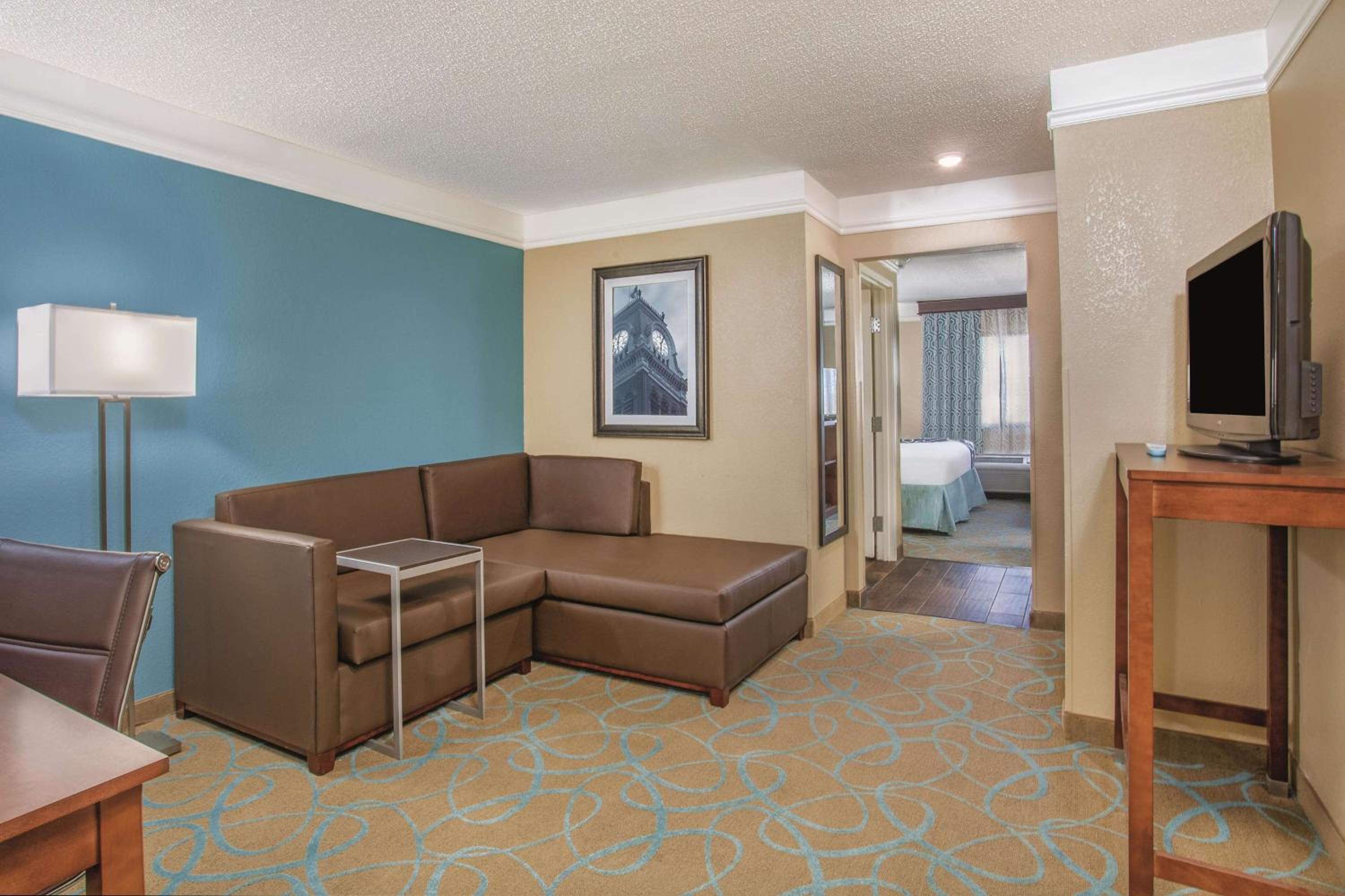 Deluxe King Room - Non-Smoking - Photo 2