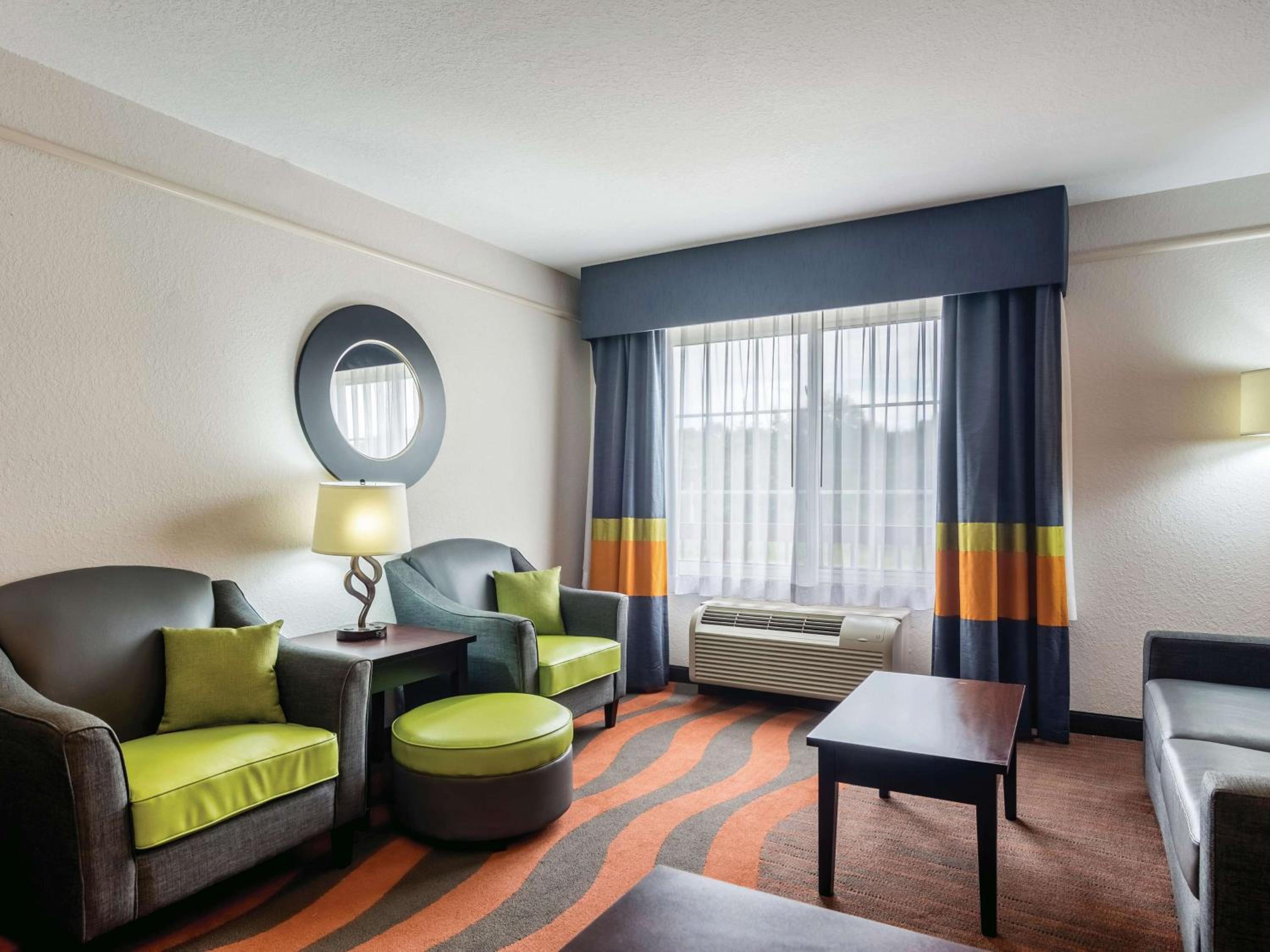 King Room with Sofa Bed - Photo 2