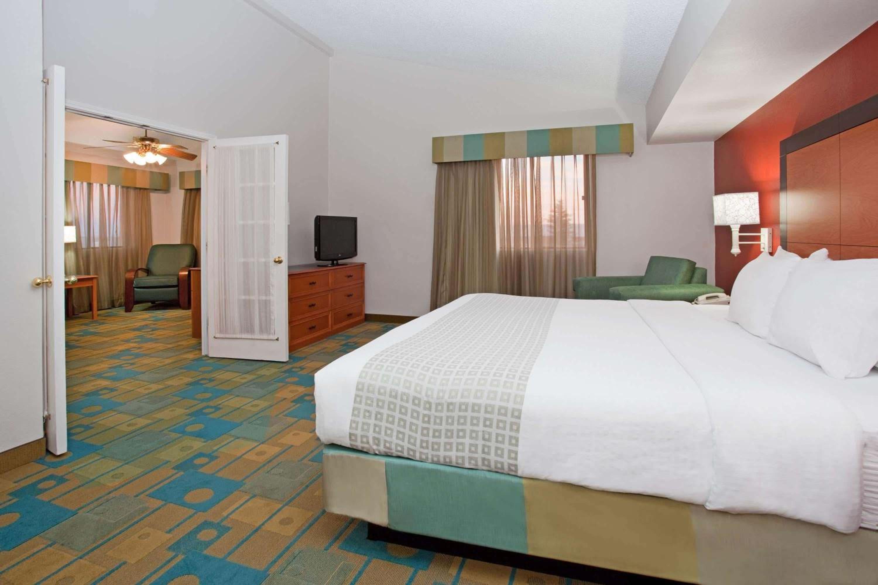 One-Bedroom King Suite - Non-Smoking - Photo 3