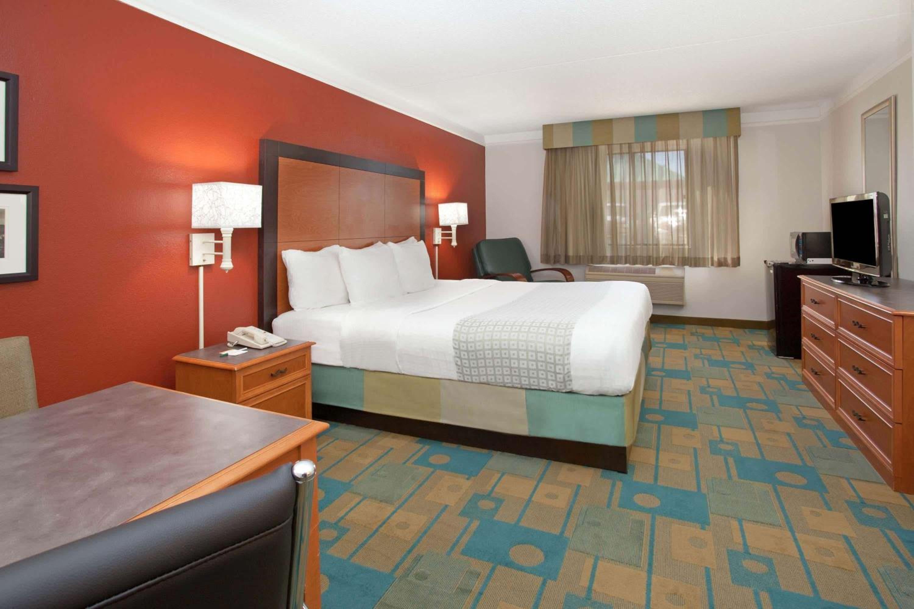 King Room with Bath Tub - Mobility Accessible/Non-Smoking - Photo 1