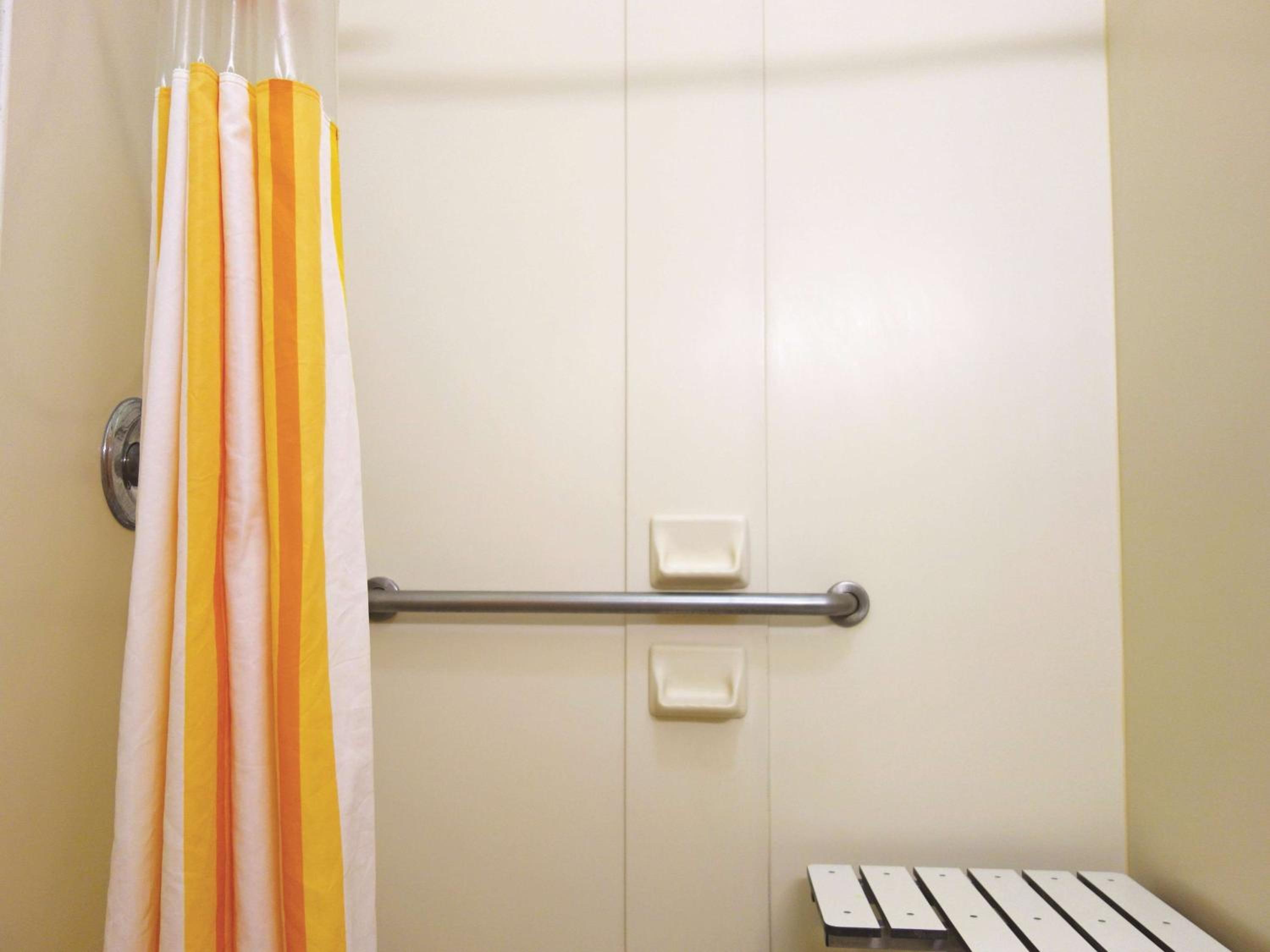 King Room with Bathtub - Mobility Accessible/Non-Smoking - Photo 2