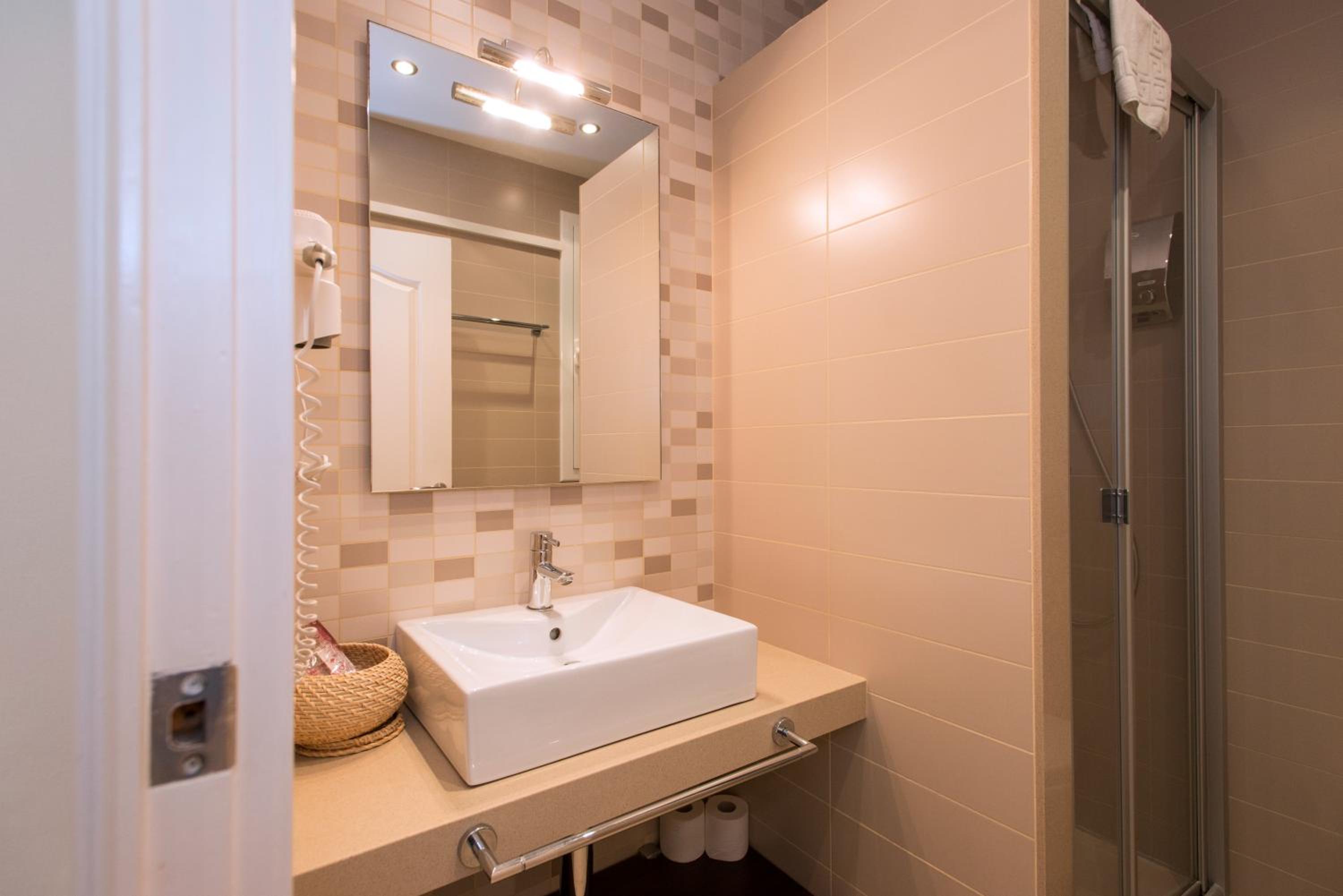 Interior Double or Twin Room with Private Bathroom photo 2