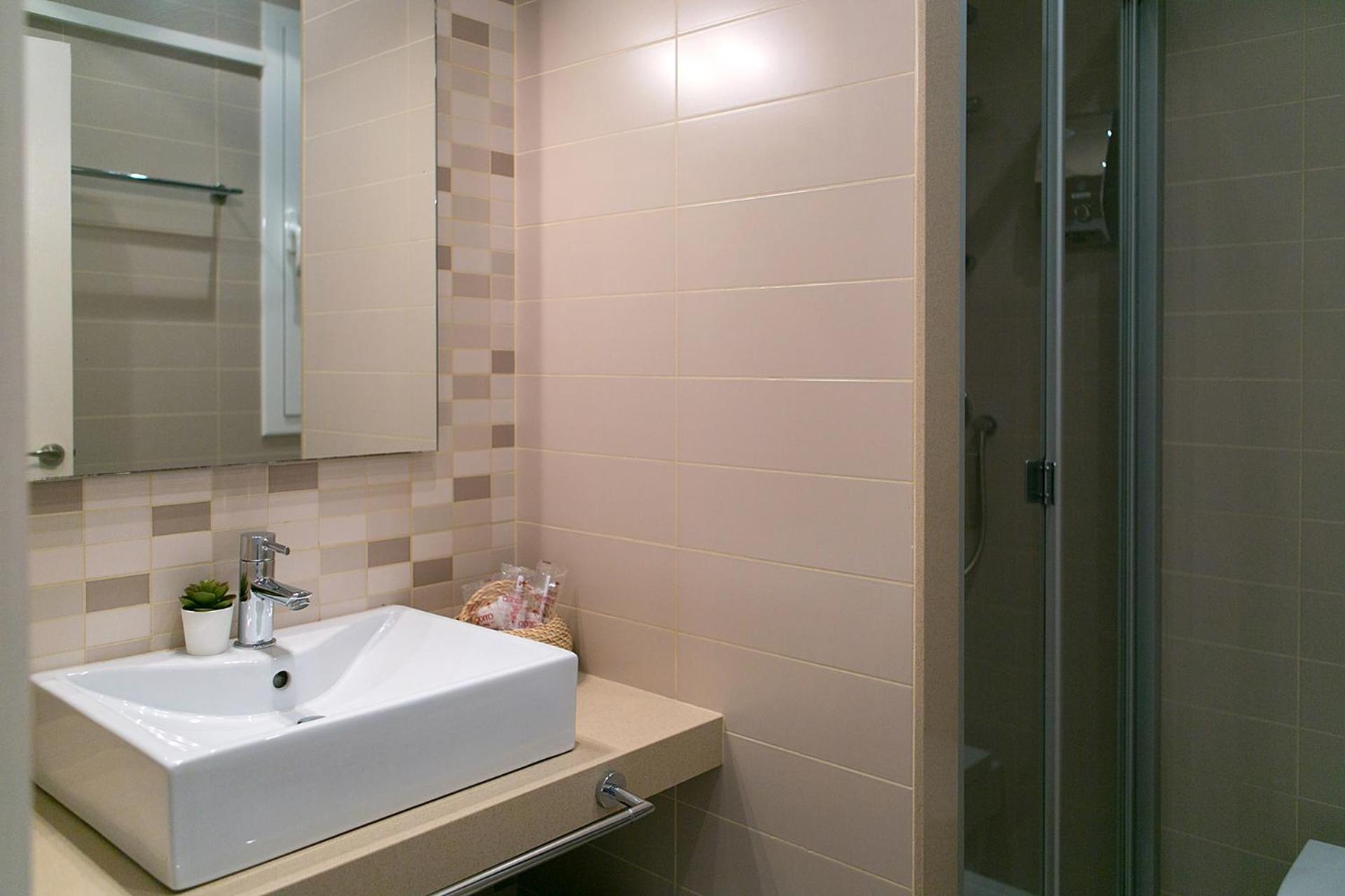 Interior Double or Twin Room with Private Bathroom photo 3