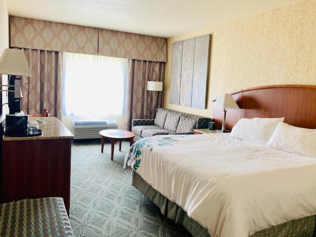 Deluxe King Room - Non-Smoking - Photo 2