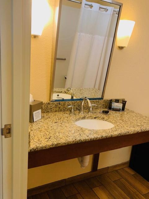 King Room with Mobility/Hearing Impaired Access - Non-Smoking - Photo 3