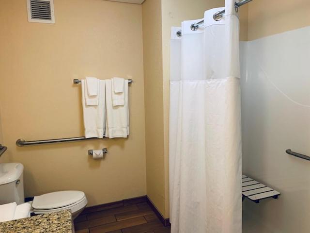 King Room with Mobility/Hearing Impaired Access - Non-Smoking - Photo 2